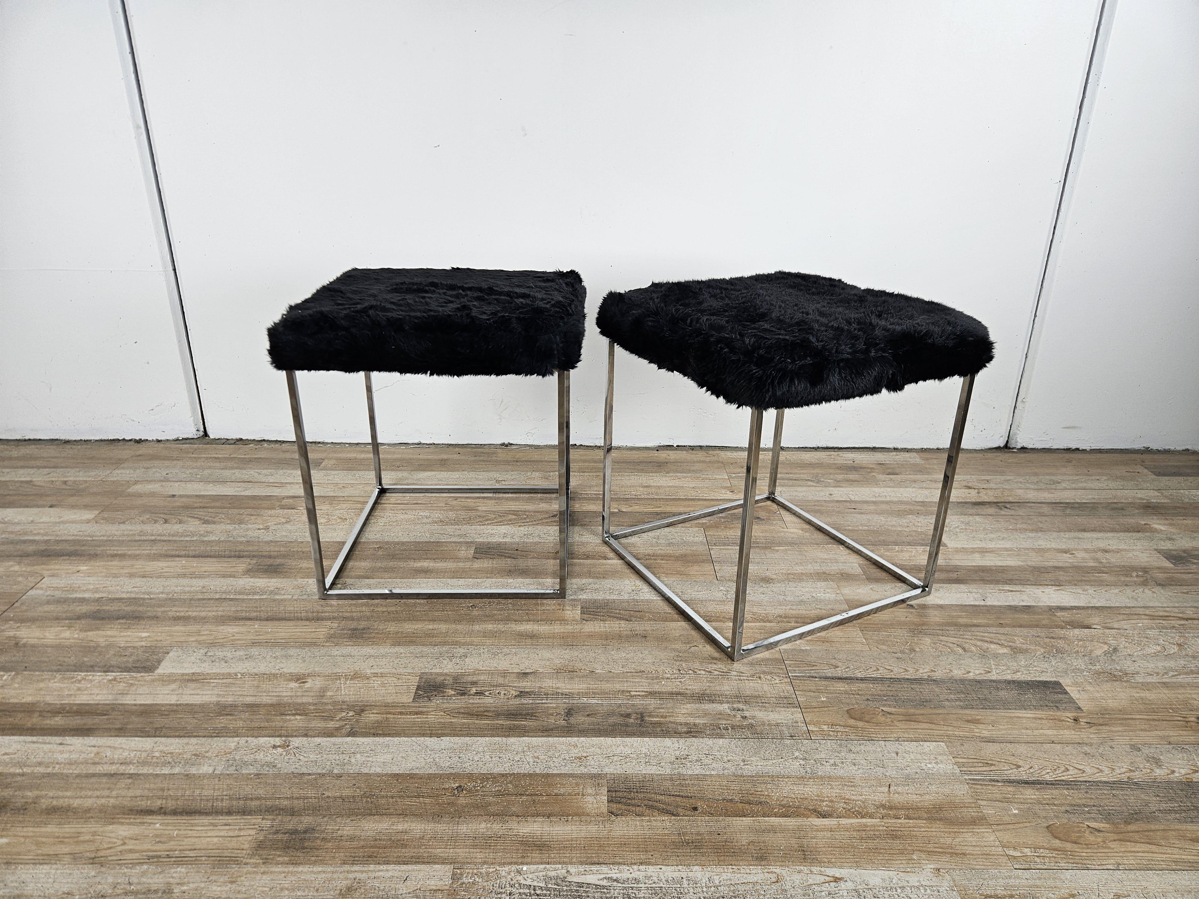 Paire de tabourets ou poufs des années 1970 avec structure en métal chromé et assise recouverte de fourrure noire.

Le chromage présente quelques signes d'usure, comme le montre la photo, dus à l'âge et à l'utilisation. Nouveaux sièges.
