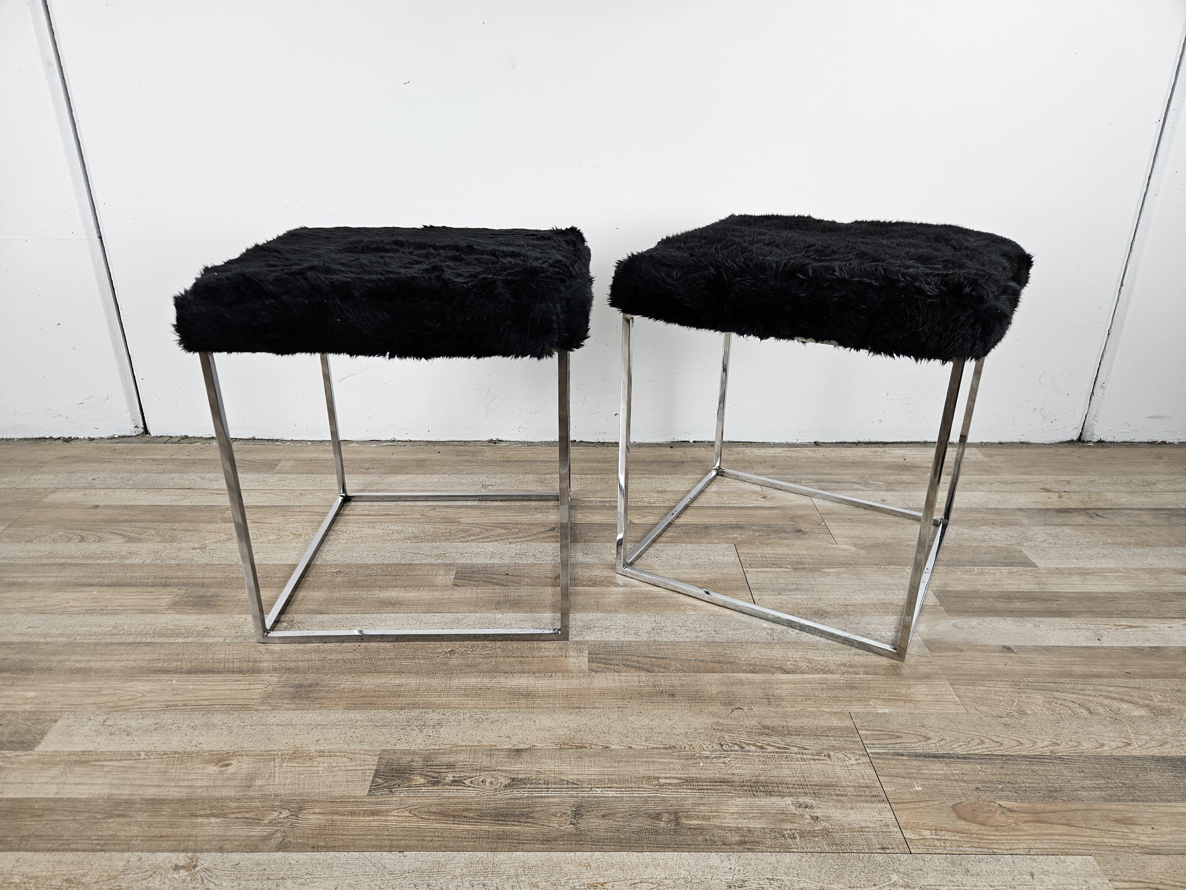 Mid-Century Modern Tabourets des années 1970 en métal chromé et assise en fourrure noire en vente