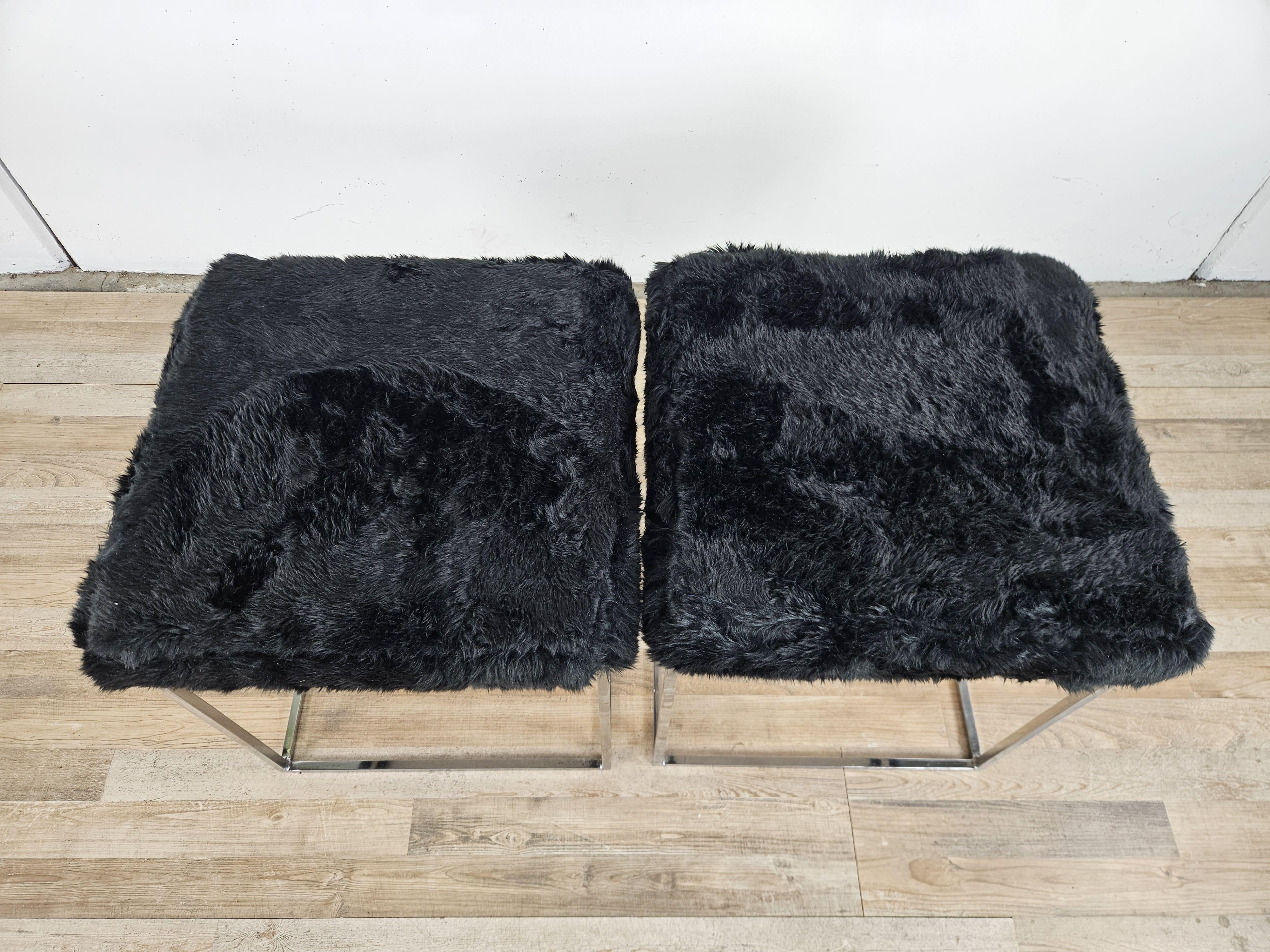 Italian Tabourets des années 1970 en métal chromé et assise en fourrure noire en vente