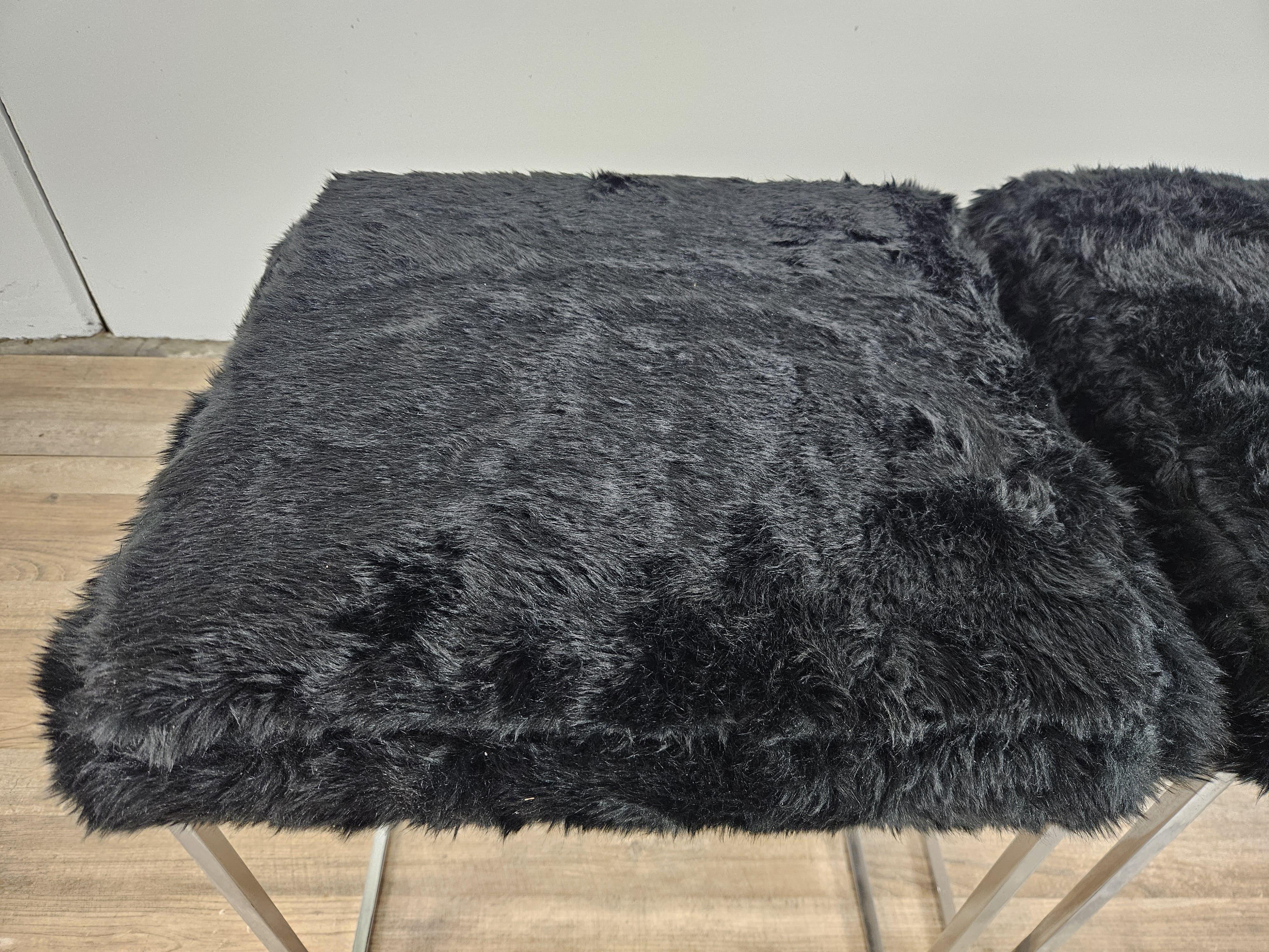 Tabourets des années 1970 en métal chromé et assise en fourrure noire Bon état - En vente à Premariacco, IT