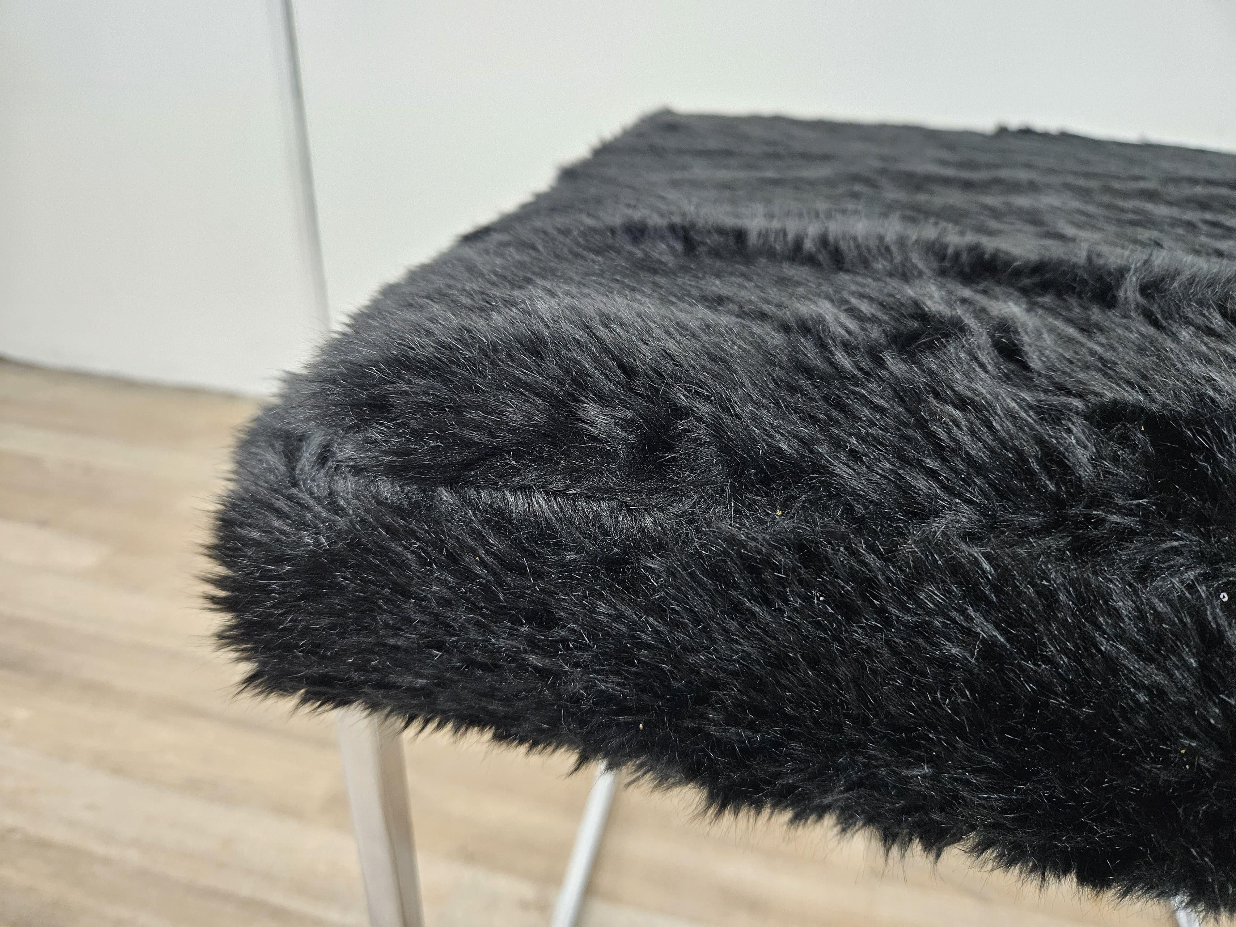 Métal Tabourets des années 1970 en métal chromé et assise en fourrure noire en vente