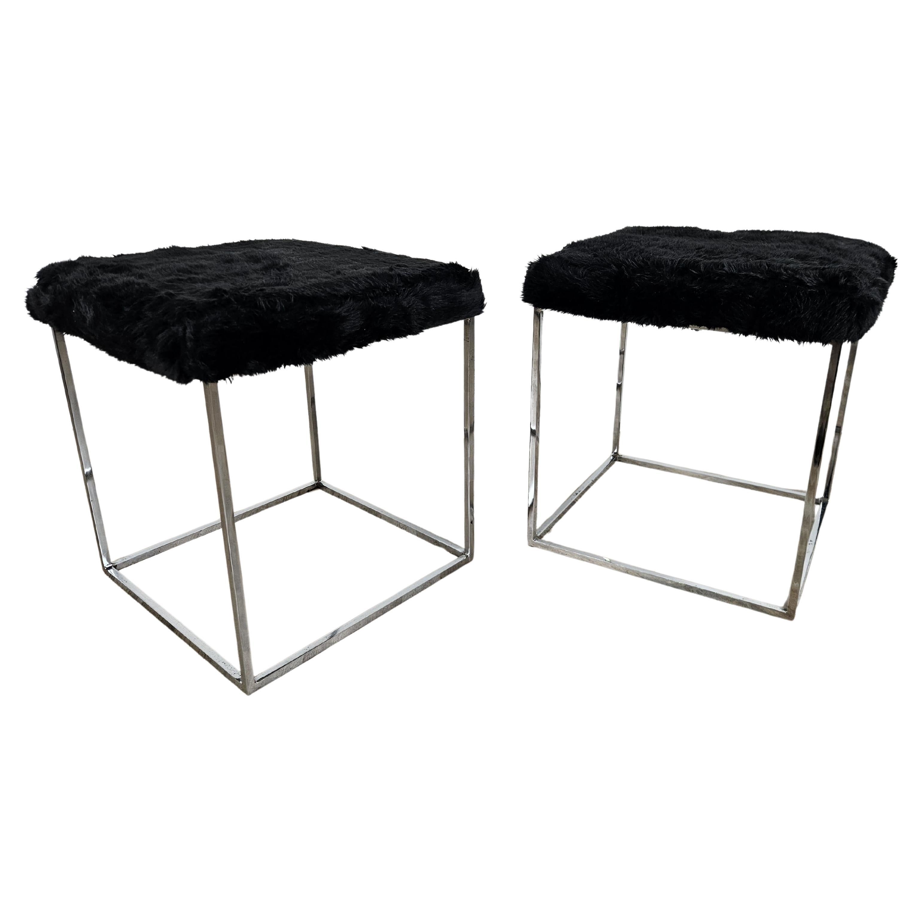 Tabourets des années 1970 en métal chromé et assise en fourrure noire