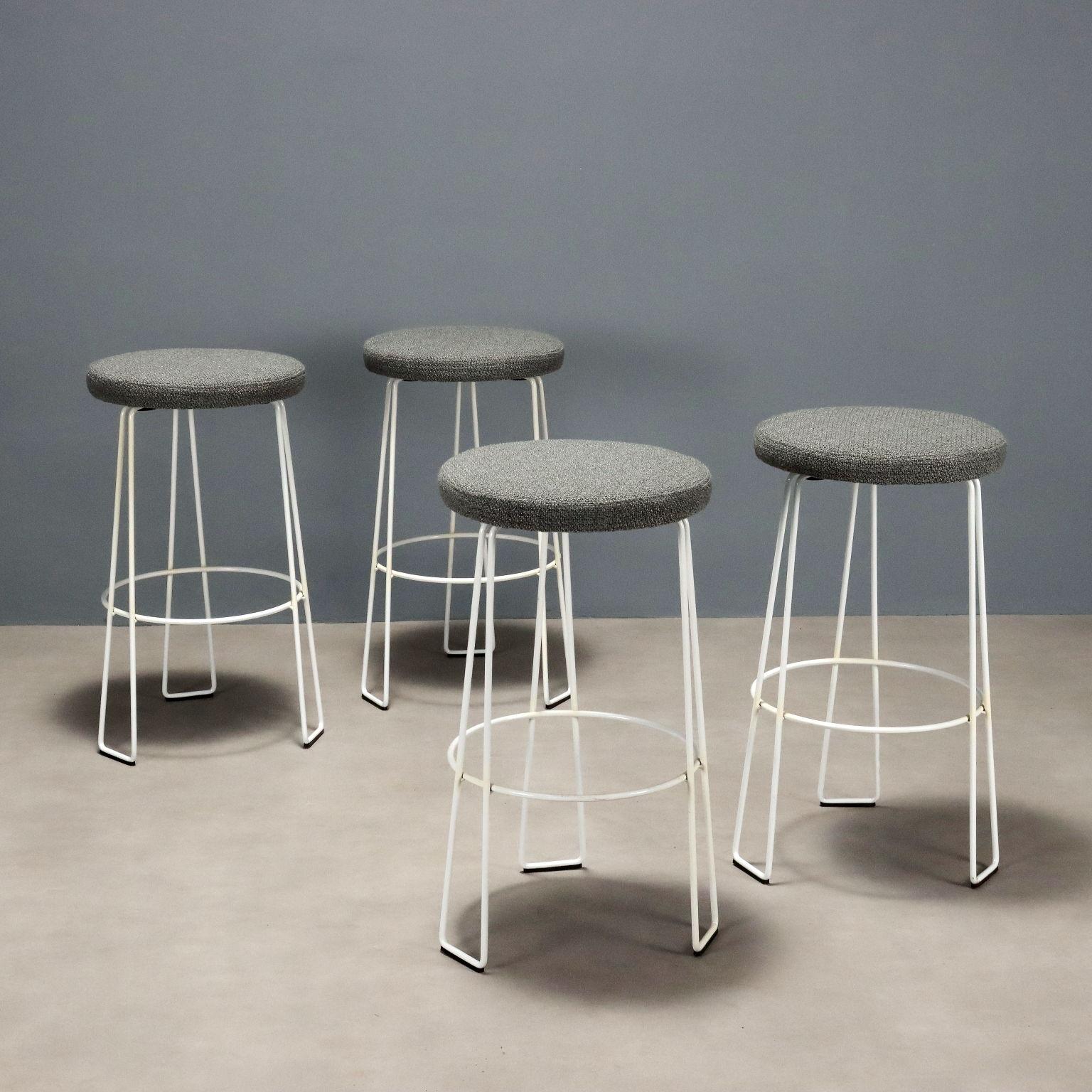 Hockergruppe mit emailliertem Metallgestell, Holzsitz mit Schaumstoff und Stoffbezug. Weitere 50 Exemplare sind ab Lager lieferbar, einige davon mit dunkelbraunem Metallgestell, die alle durch die Wahl des Stoffes für die Sitzfläche individuell