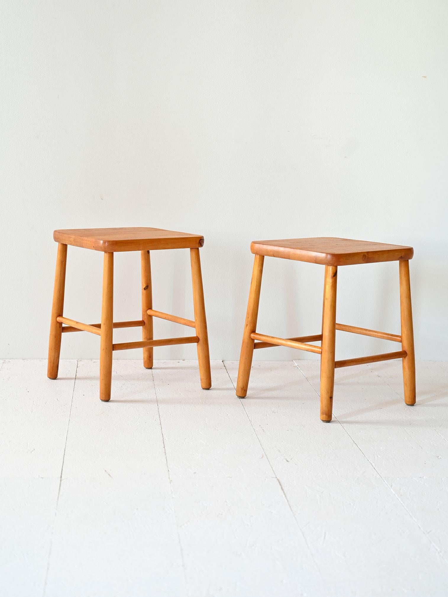 Questa coppia di sgabelli vintage in legno combina sapientemente modernità e rusticità.

Le linee morbide e sinuose dei sedili conferiscono un'estetica accogliente e armoniosa, mentre la superficie in legno naturale conserva la bellezza delle