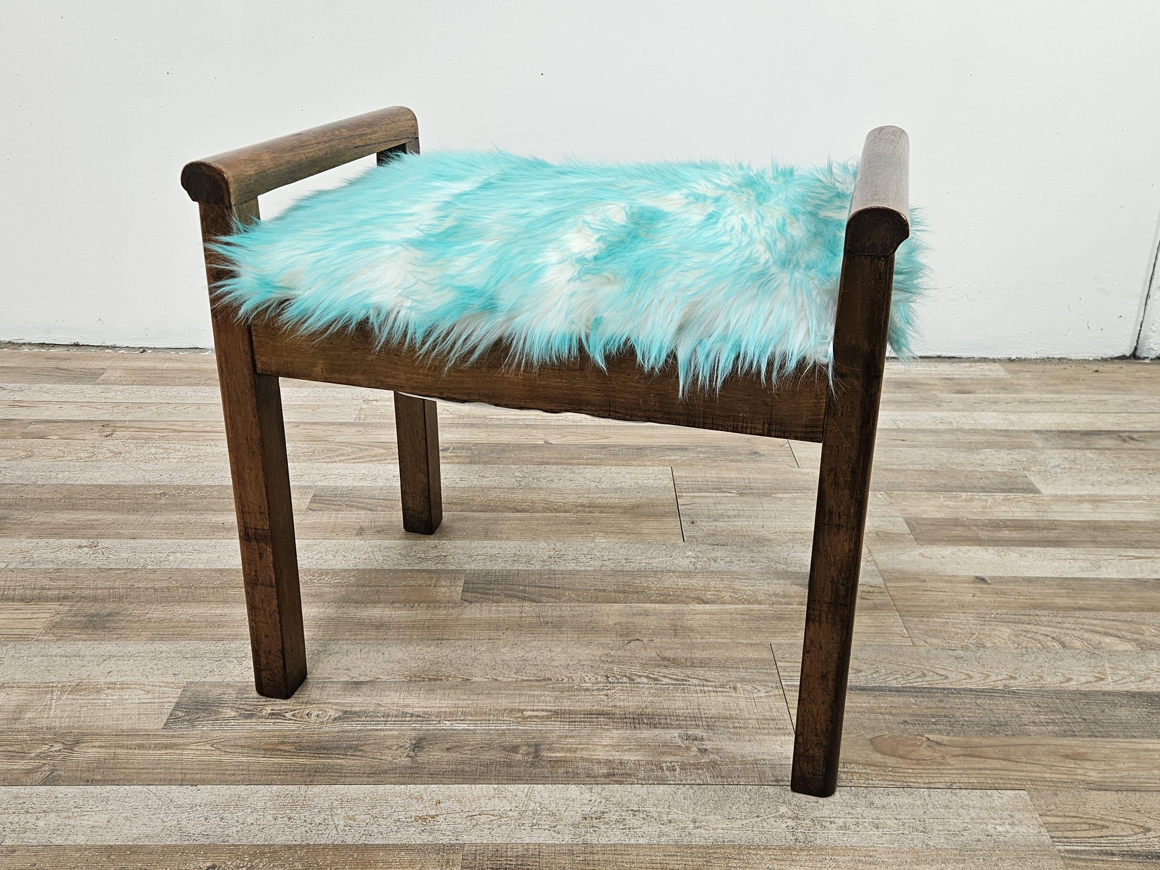 Tabouret Art Déco restauré et fraîchement tapissé d'une belle et longue fourrure blanche/bleue.

Il date du début des années 1940 et est entièrement fabriqué en noyer.

Tabouret poli à la gomme-laque, nouveaux cheveux.