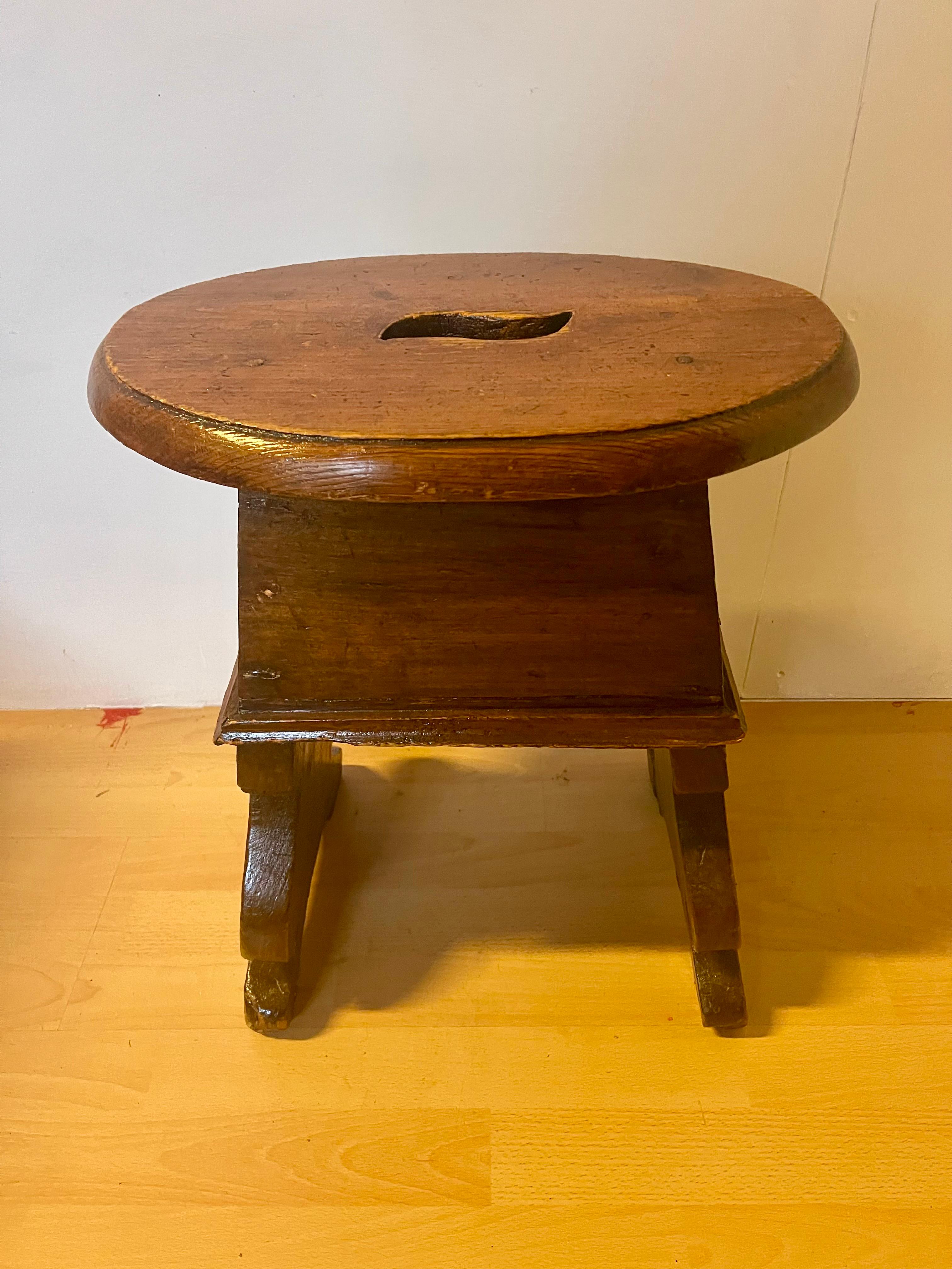 Sgabello basso in legno rustico italiano 1930 (Volkskunst) im Angebot