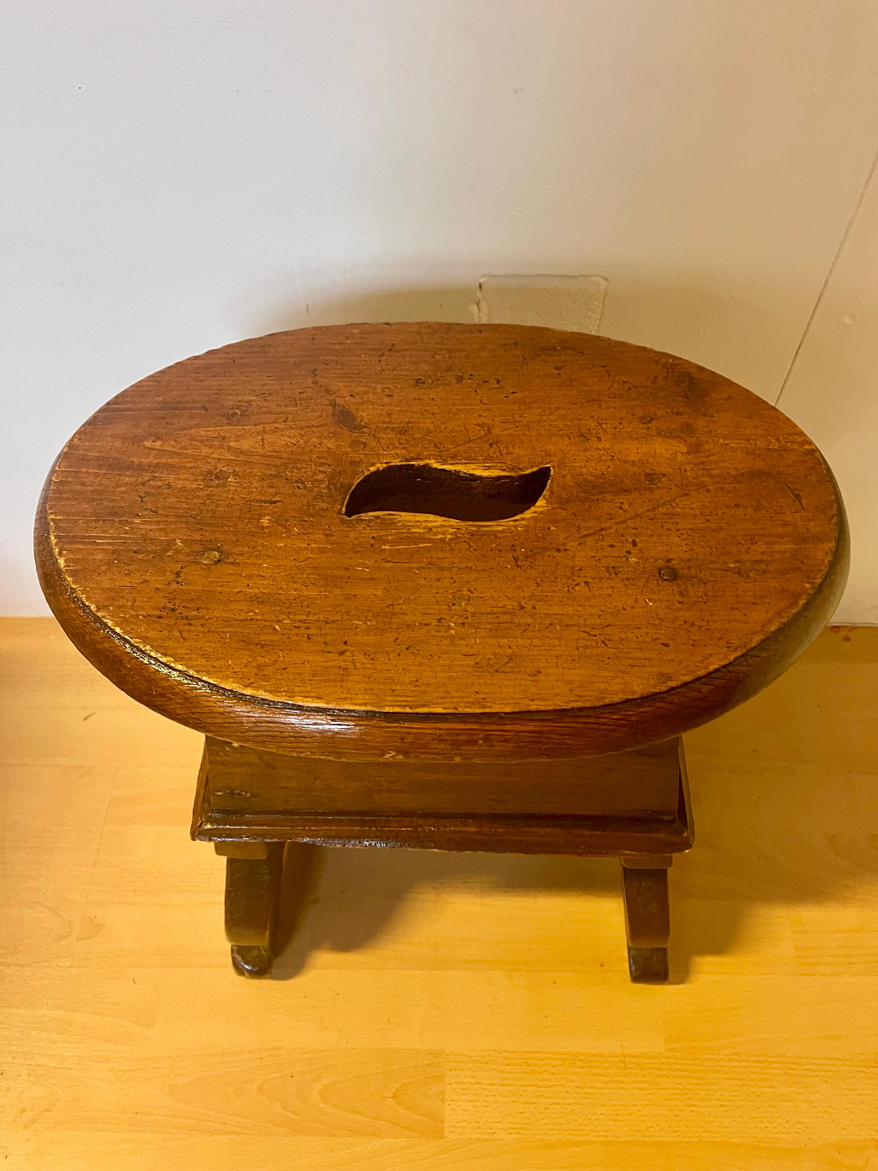 Sgabello basso in legno rustico italiano 1930 (Italian) im Angebot