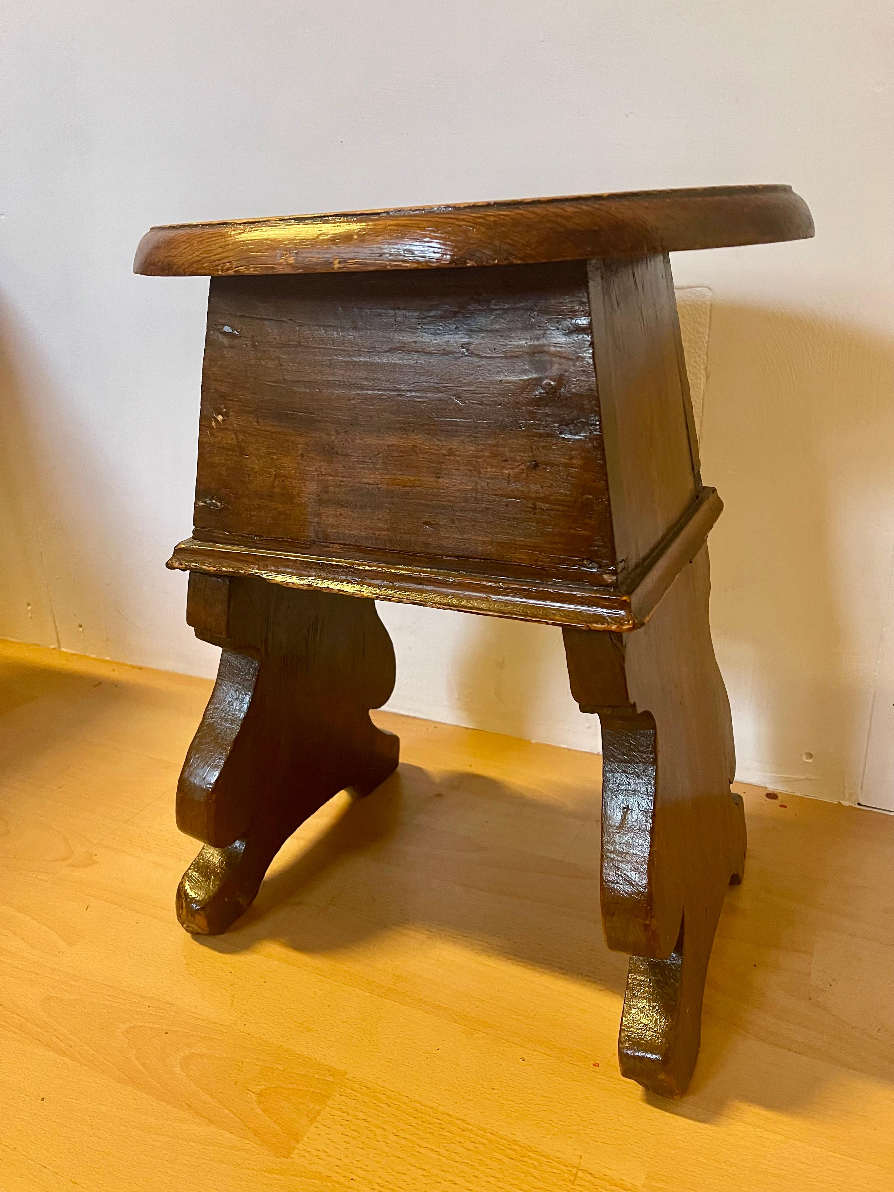 Sgabello basso in legno rustico italiano 1930 (Handgefertigt) im Angebot