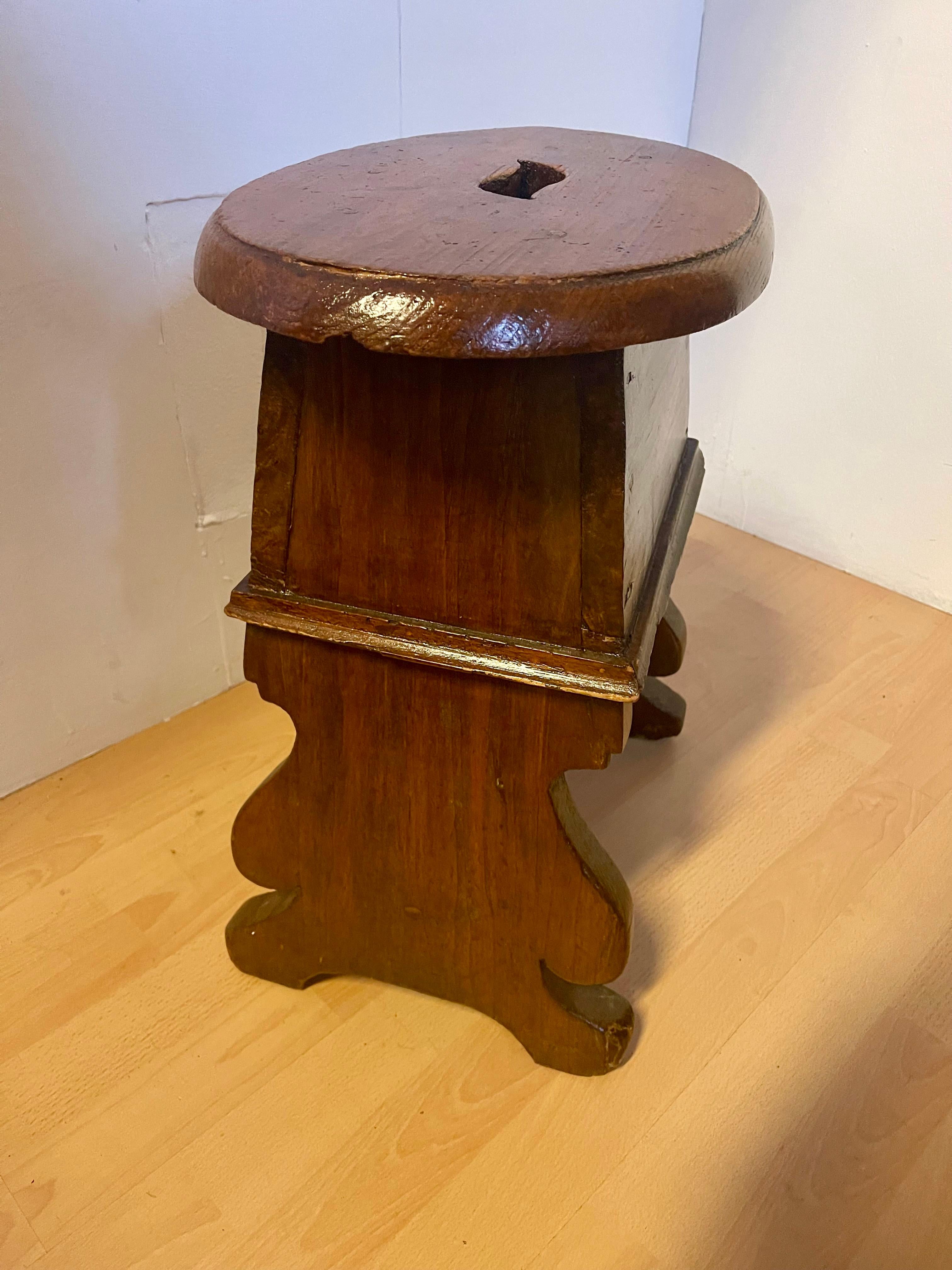 Sgabello basso in legno rustico italiano 1930 im Zustand „Gut“ im Angebot in Cantù, IT
