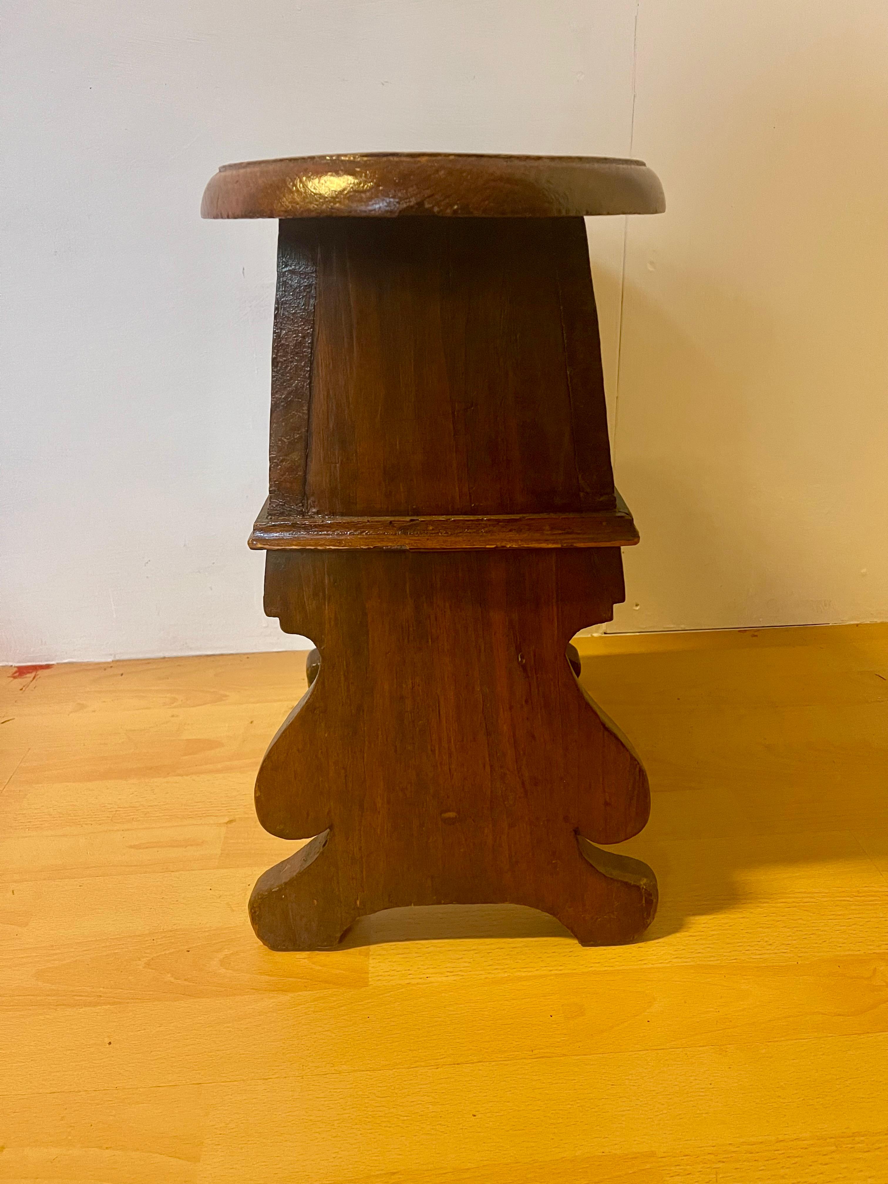 Sgabello basso in legno rustico italiano 1930 (Holz) im Angebot