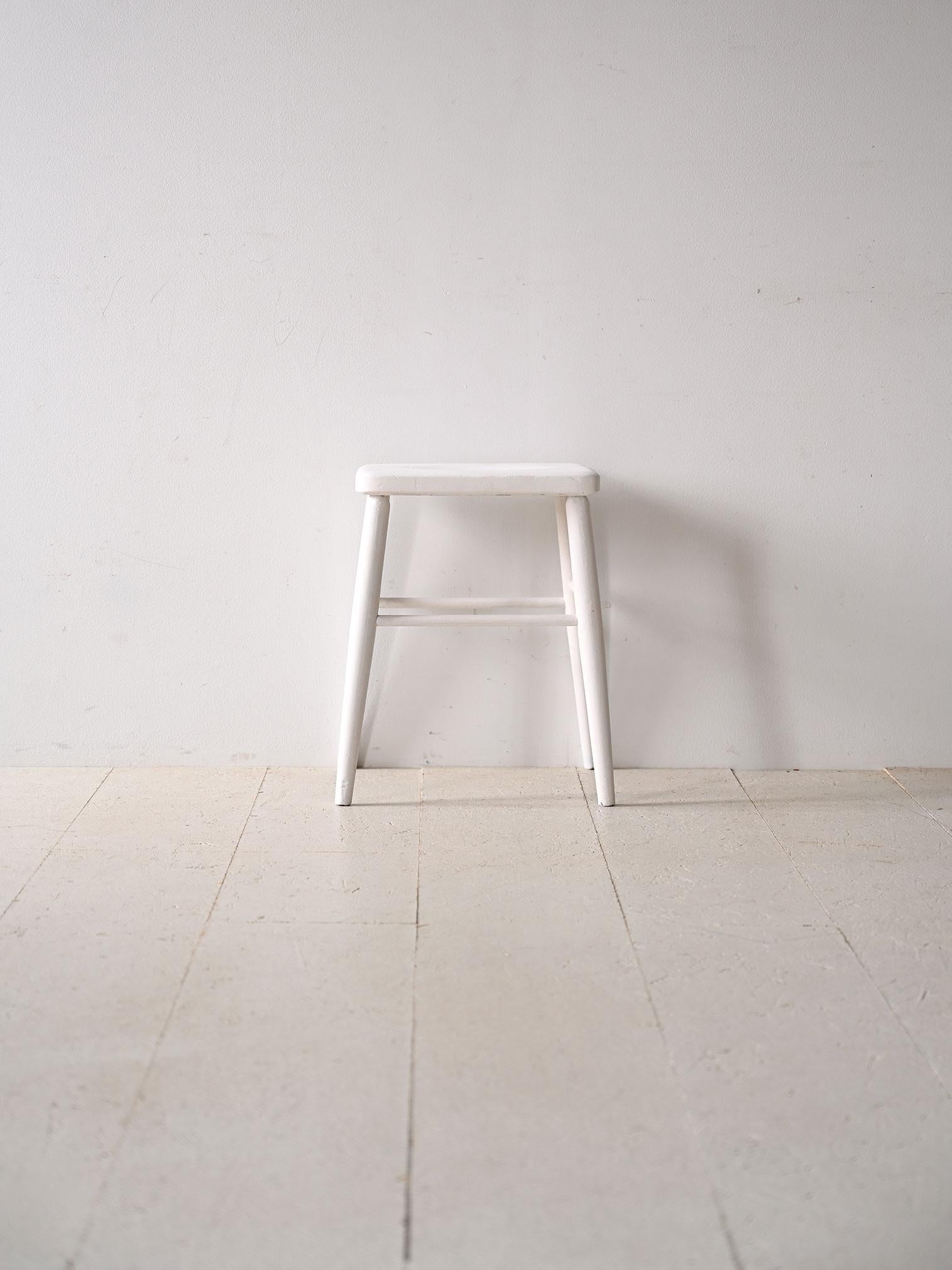 Skandinavischer Vintage-Hocker, weiß lackiert.

Dieser Holzsitz erinnert in seiner Einfachheit an die wesentlichen Elemente des nordischen Designs: minimale Linien, weiche Formen und sich verjüngende Beine. Die weiße Farbe macht ihn modern und