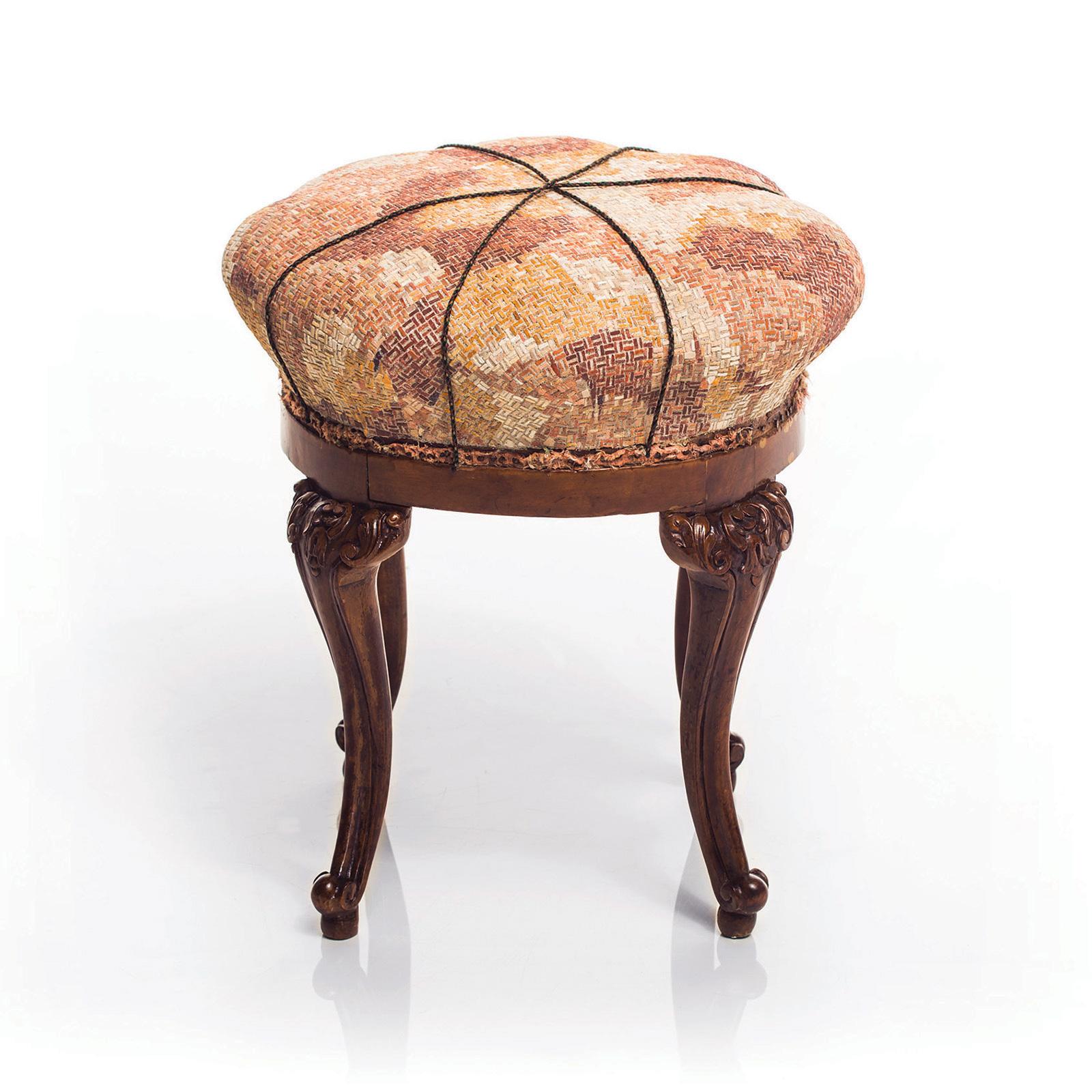 Sgabello Camouflage hat einen antiken Rahmen und eine Sitzfläche mit einzigartiger Mosaiktechnik. Das Konzept des Designers besteht in der Interpretation verschiedener Materialien, wobei er ausschließlich Marmor und Felsen verwendet und versucht,