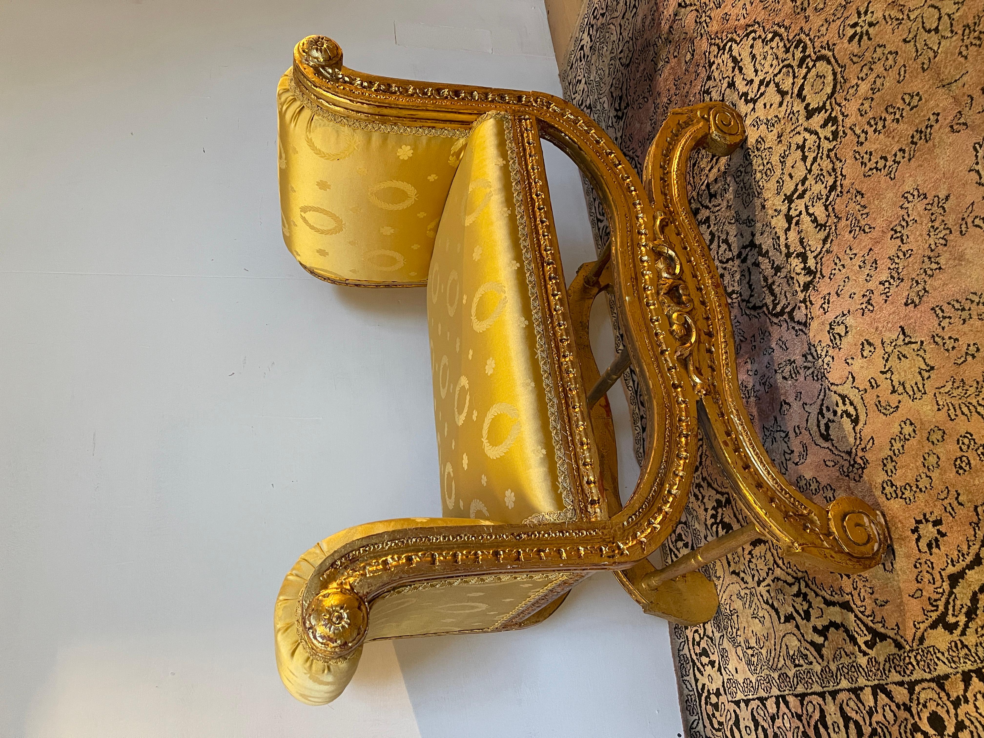Sgabello classico italiano in legno intagliato e dorato, XX secolo in vendita 3