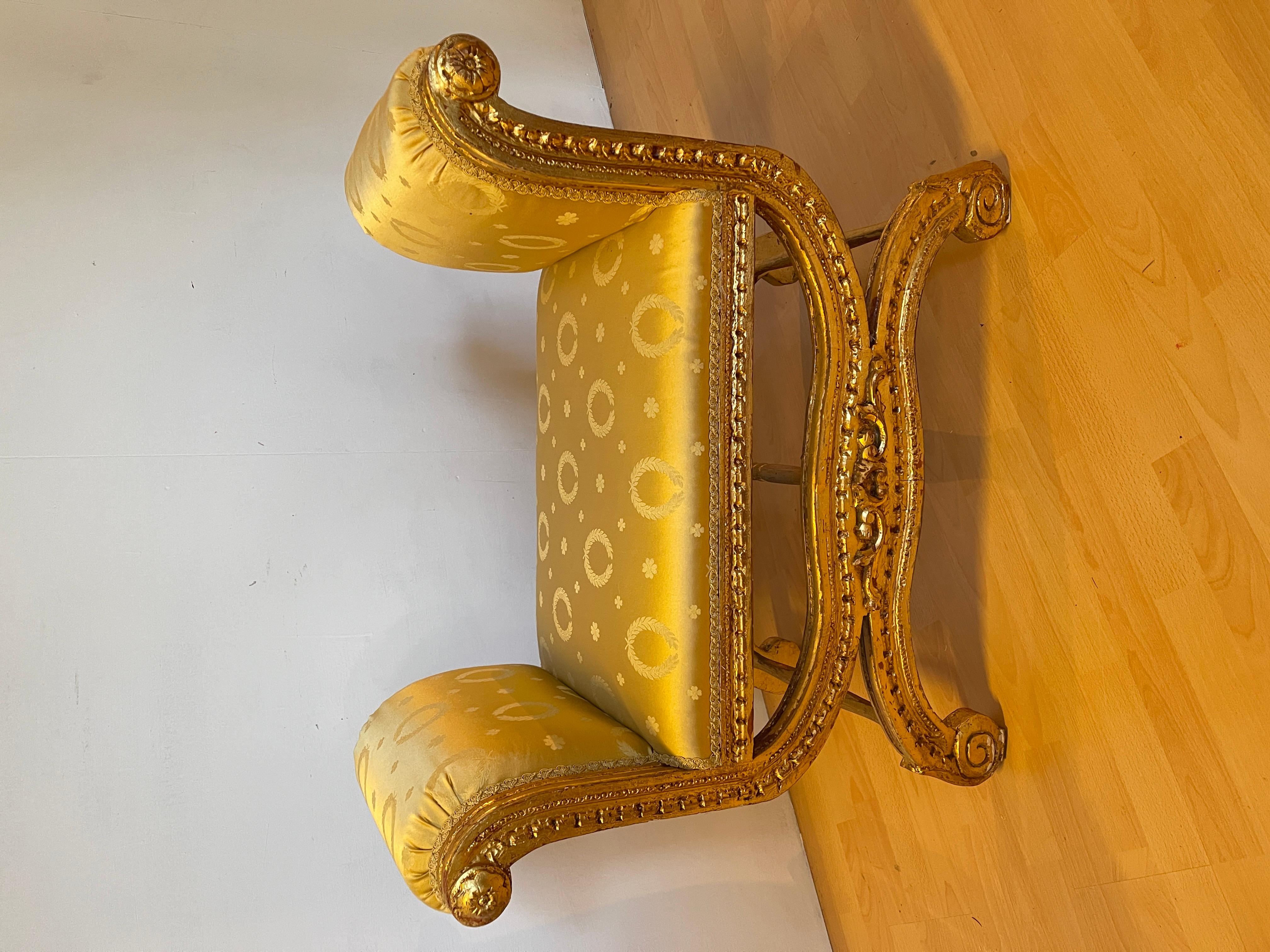 Italian Sgabello classico italiano in legno intagliato e dorato, XX secolo in vendita