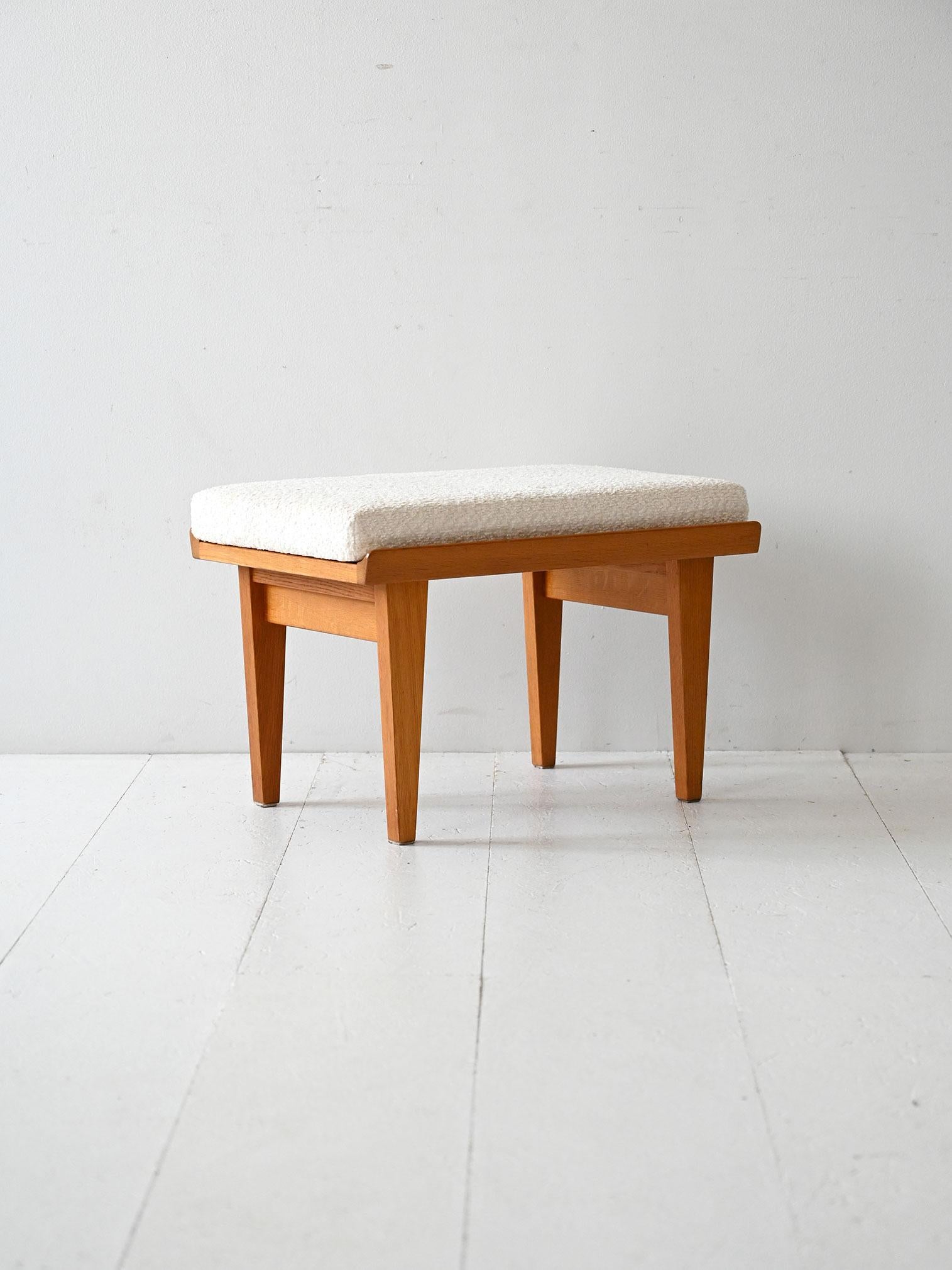 Tabouret Øresund conçu par Børge Mogensen dans les années 1950 pour Karl Andersson & Söner. Structure en chêne massif et coussin rembourré amovible.

Élégant tabouret scandinave de la série Øresund, dessinée par Børge Mogensen dans les années 1950