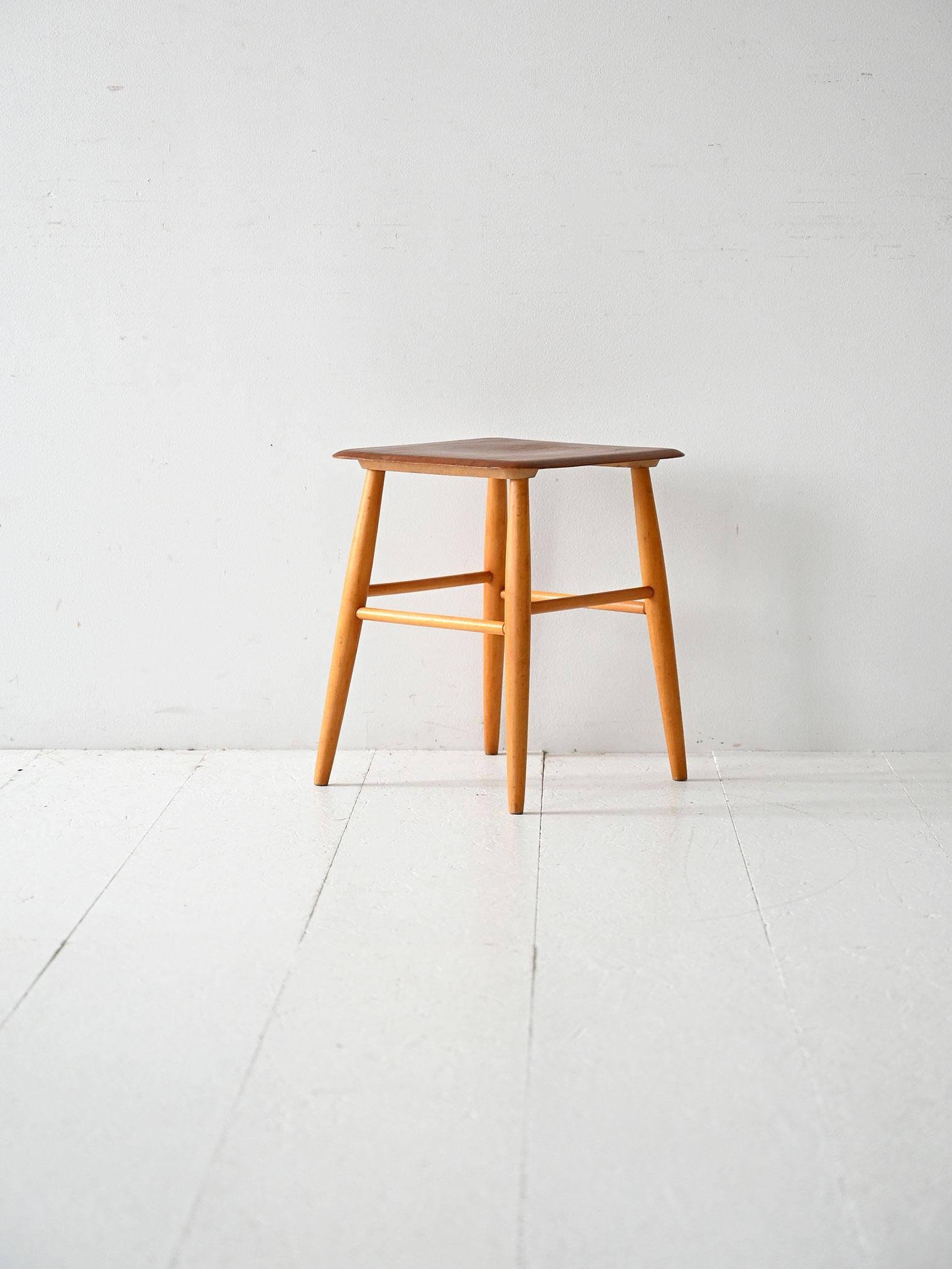 Tabouret iconique Fanett conçu par Ilmari Tapiovaara pour Edsbyverken. Structure en hêtre et siège en placage de teck.

Tabouret Fanett conçu par Ilmari Tapiovaara et fabriqué par Edsbyverken, Suède, années 1950/60. Structure en hêtre avec pieds