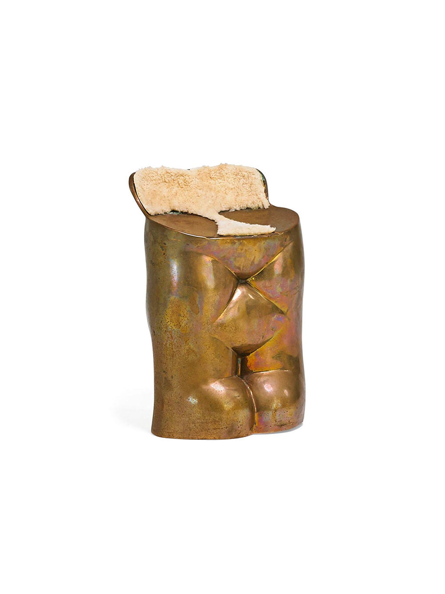 Fauteuil sans accoudoir Fausto, produit par Simon International édition Ultramobile en 1973. Composé de bronze poli, le siège a une structure humanoïde, avec l'ajout d'une douce fourrure d'agneau. La chaise est une pièce unique, actuellement hors