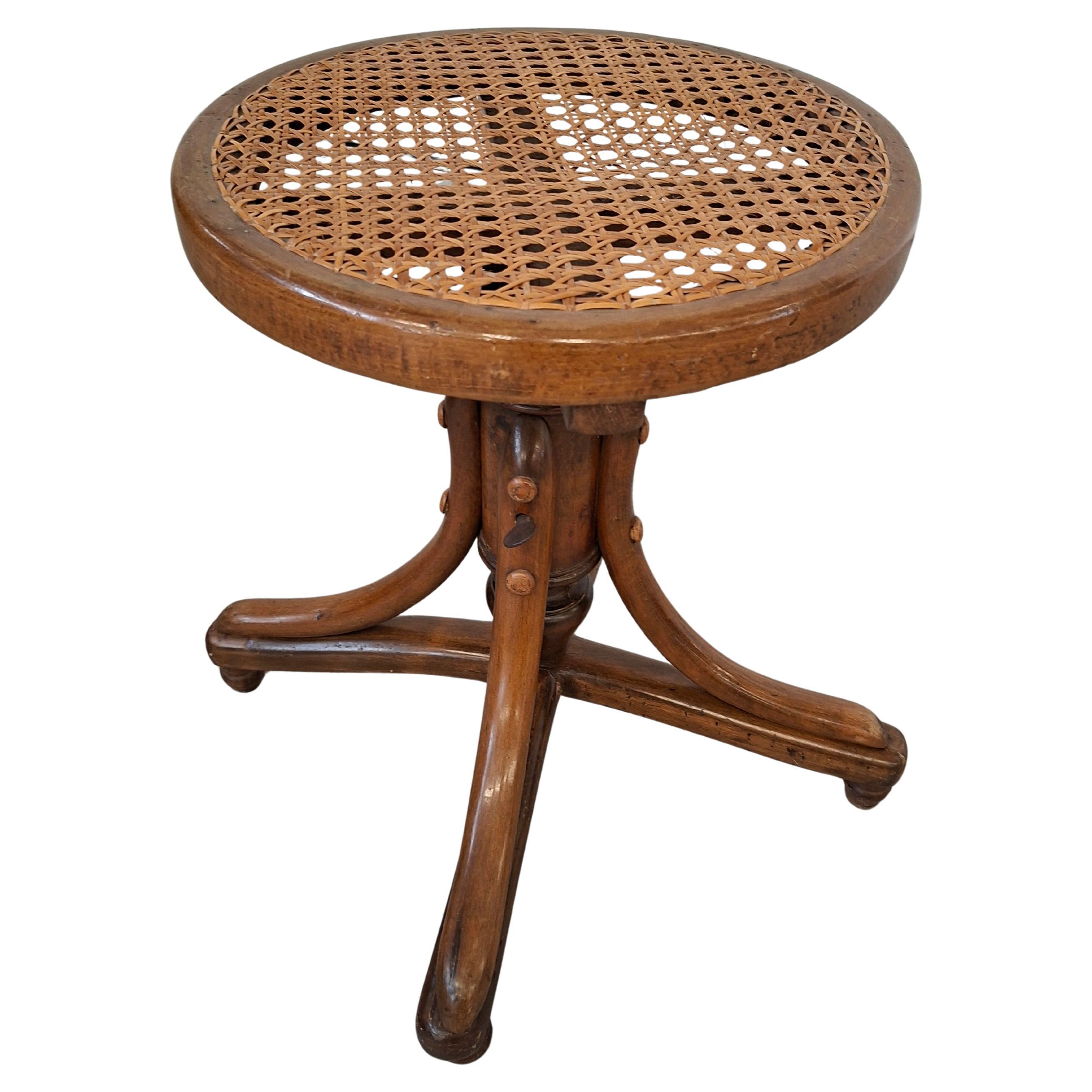 Tabouret iconique en hêtre courbé et paille de Vienne en vente