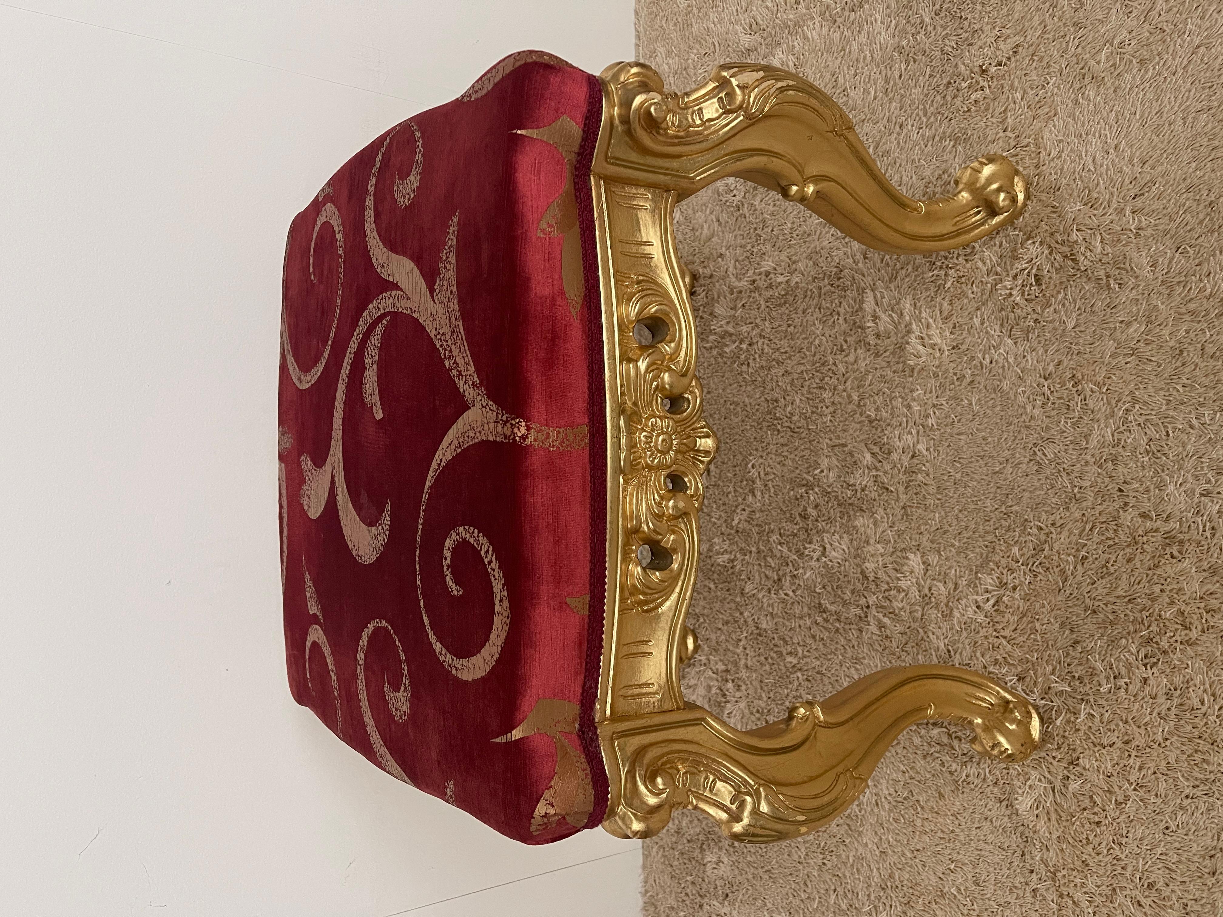 Italian hand-carved dorado wood stool in French 20th century style For Sale 3