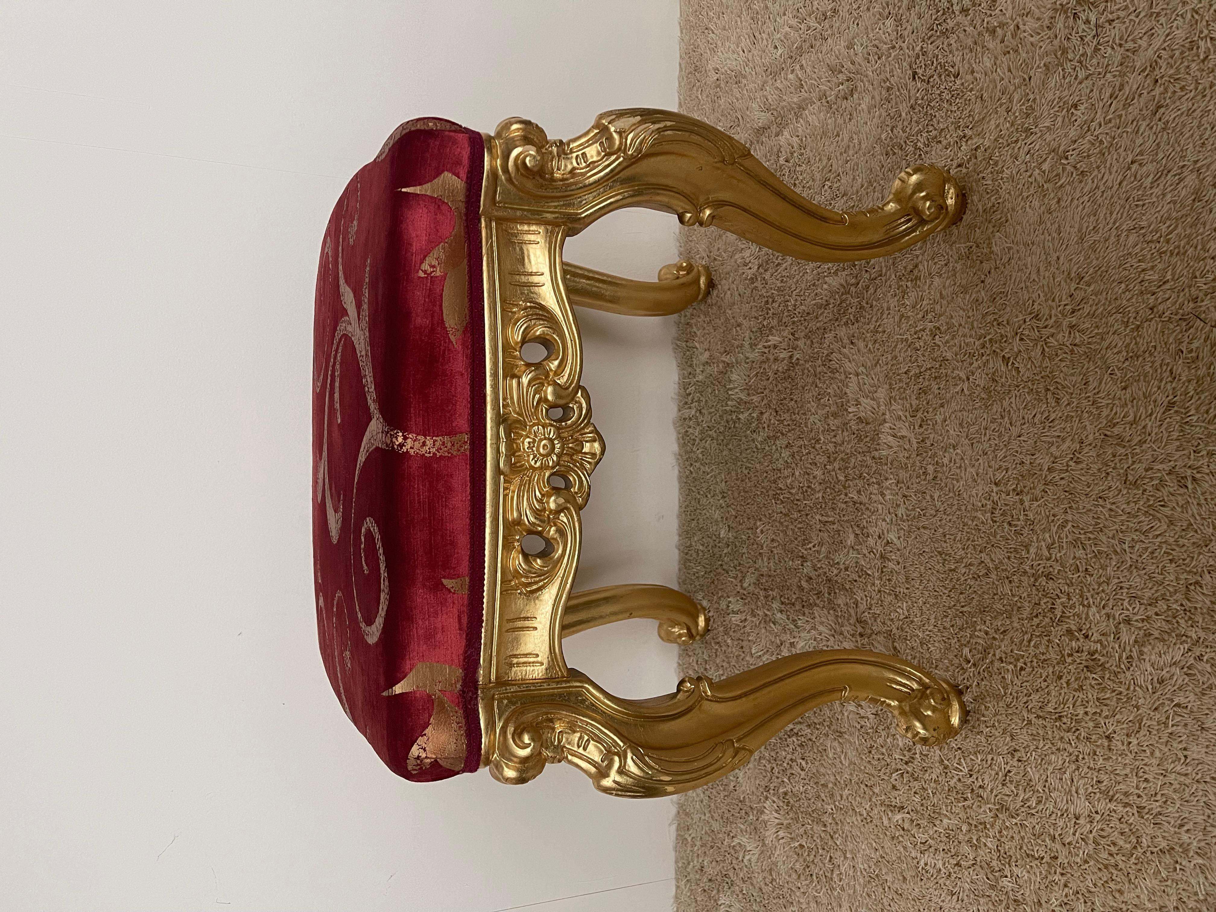 Baroque Italian hand-carved dorado wood stool in French 20th century style For Sale