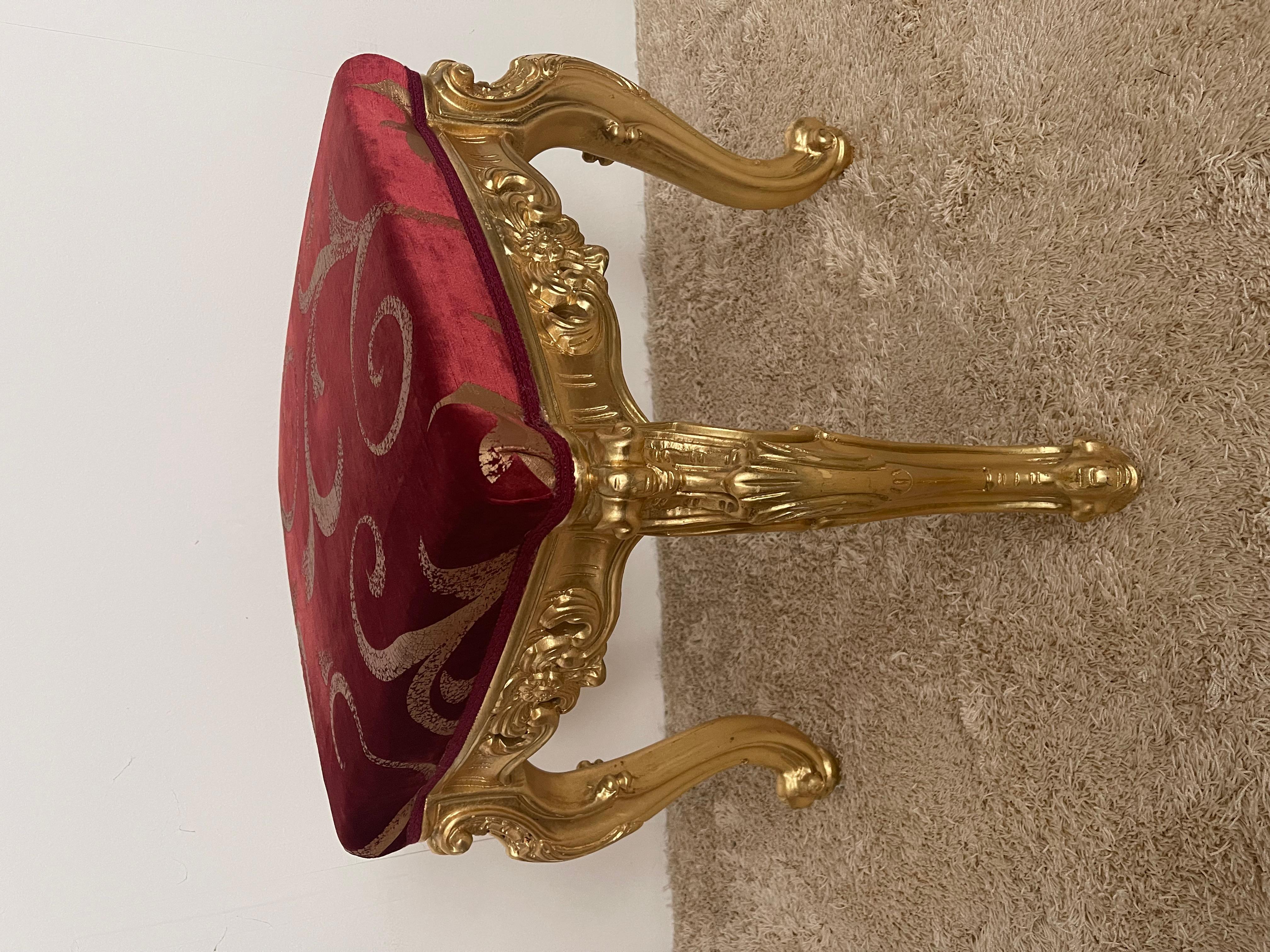 Italian hand-carved dorado wood stool in French 20th century style For Sale 1
