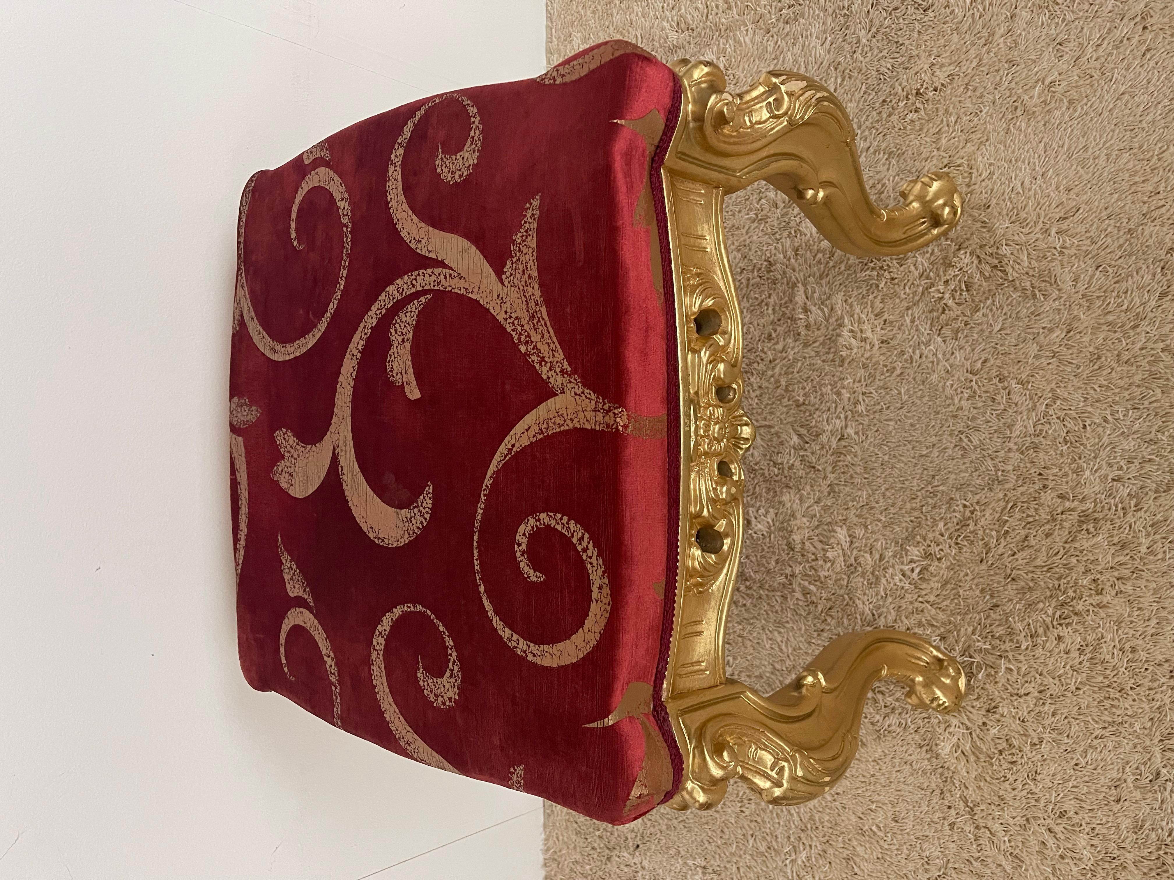 Italian hand-carved dorado wood stool in French 20th century style For Sale 2