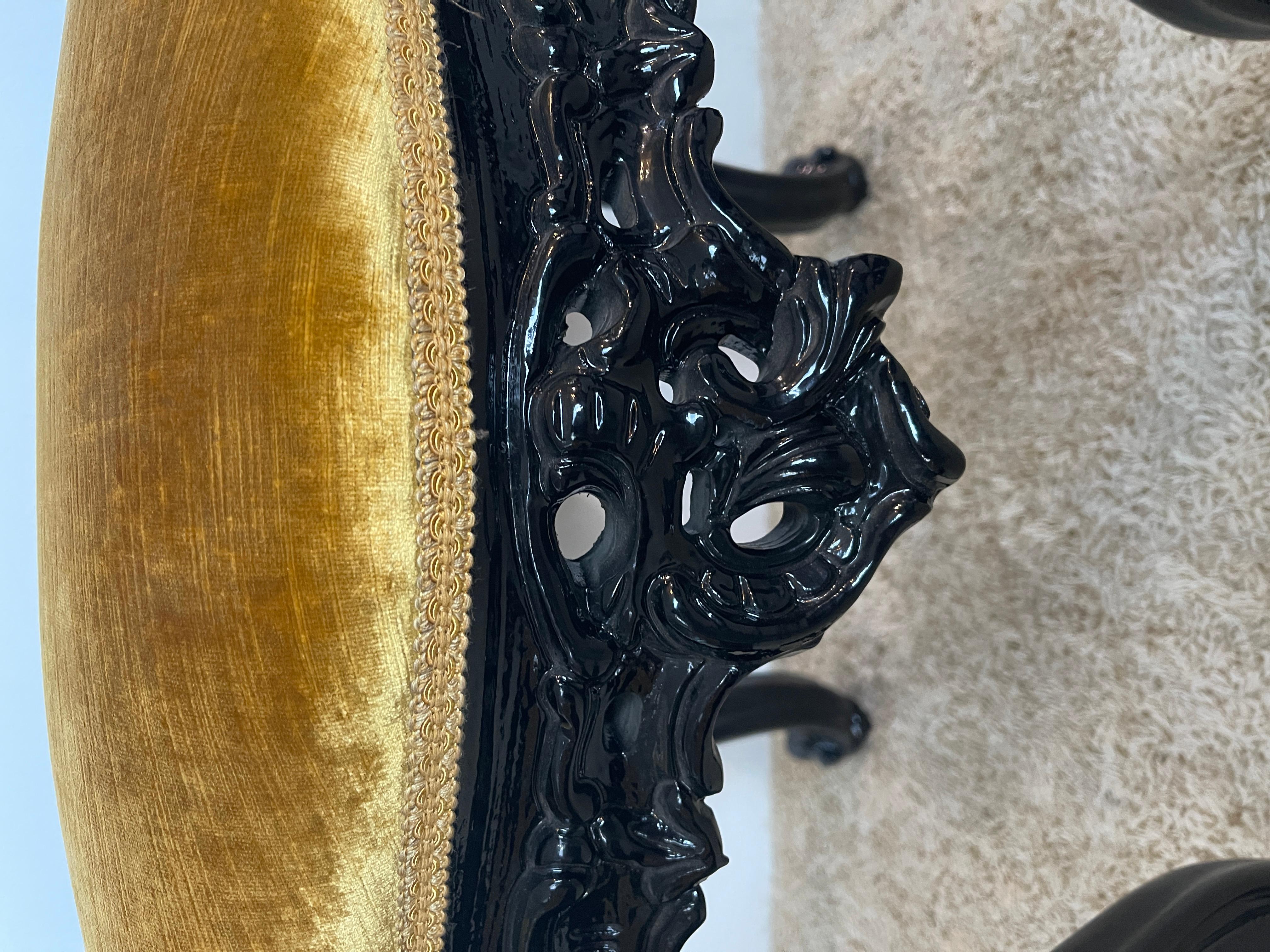 Autre Tabouret en bois laqué noir sculpté à la main style Louis XV italien en vente