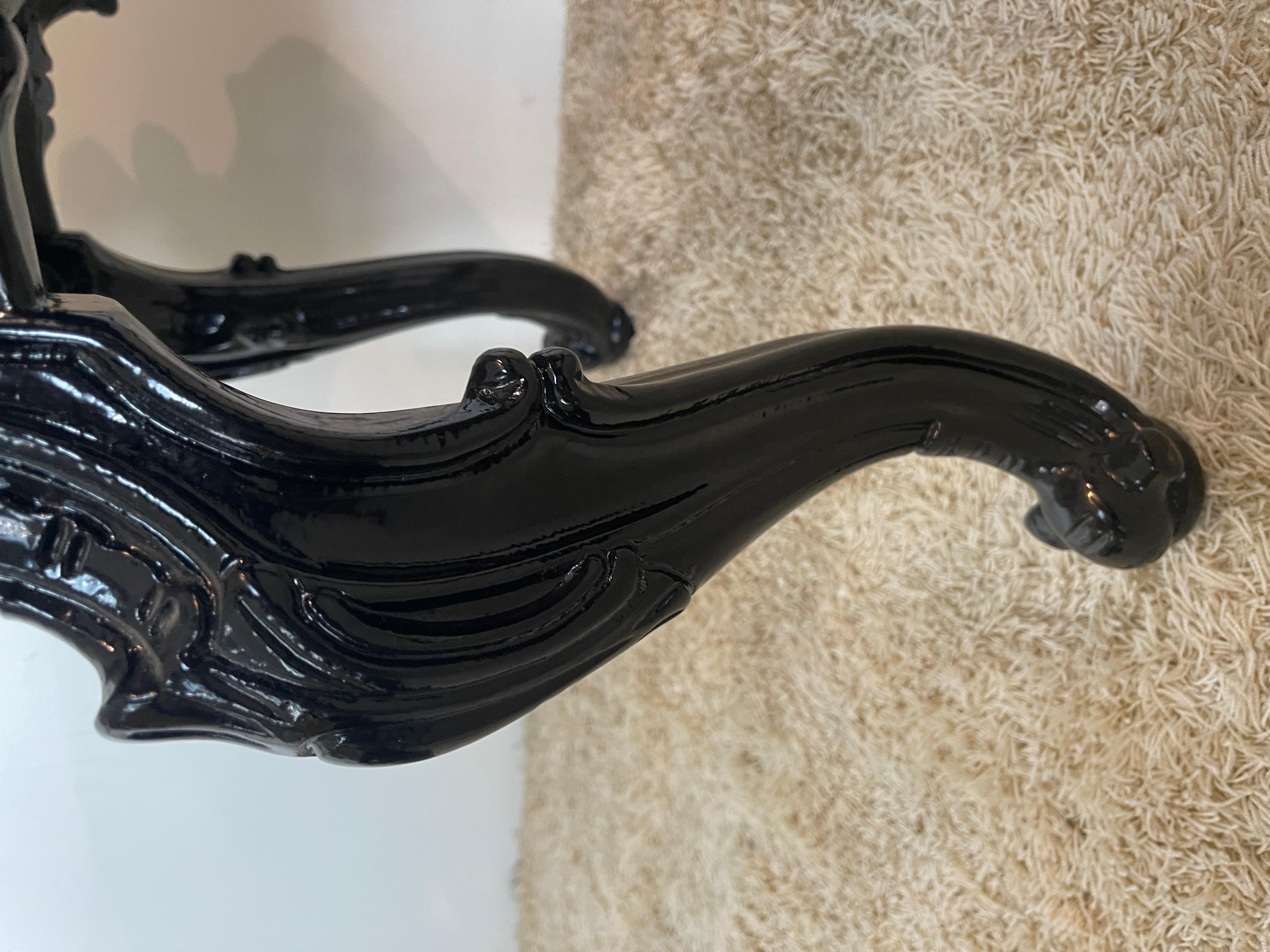 Tabouret en bois laqué noir sculpté à la main style Louis XV italien Excellent état - En vente à Cantù, IT