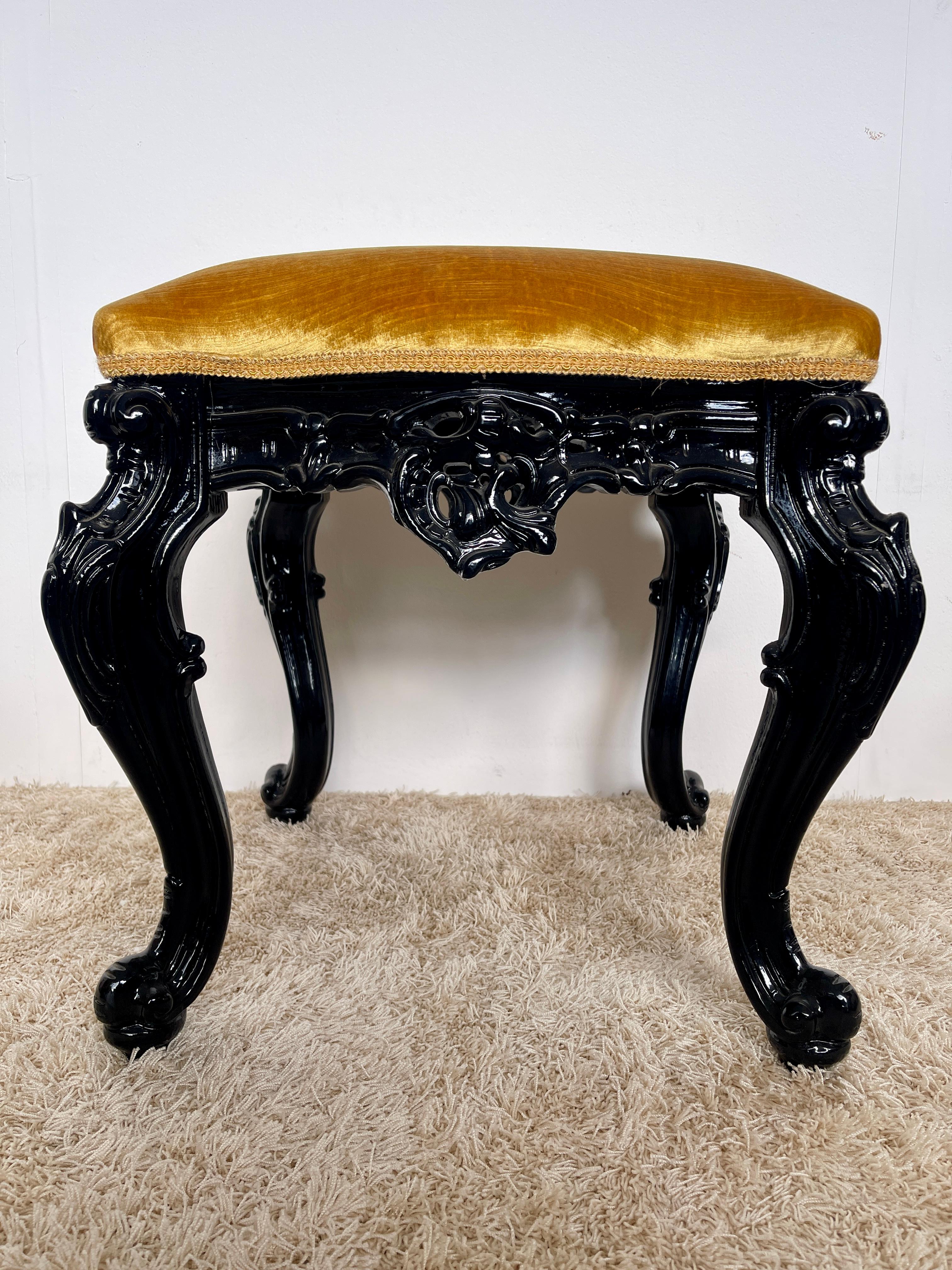 20th Century Tabouret en bois laqué noir sculpté à la main style Louis XV italien en vente