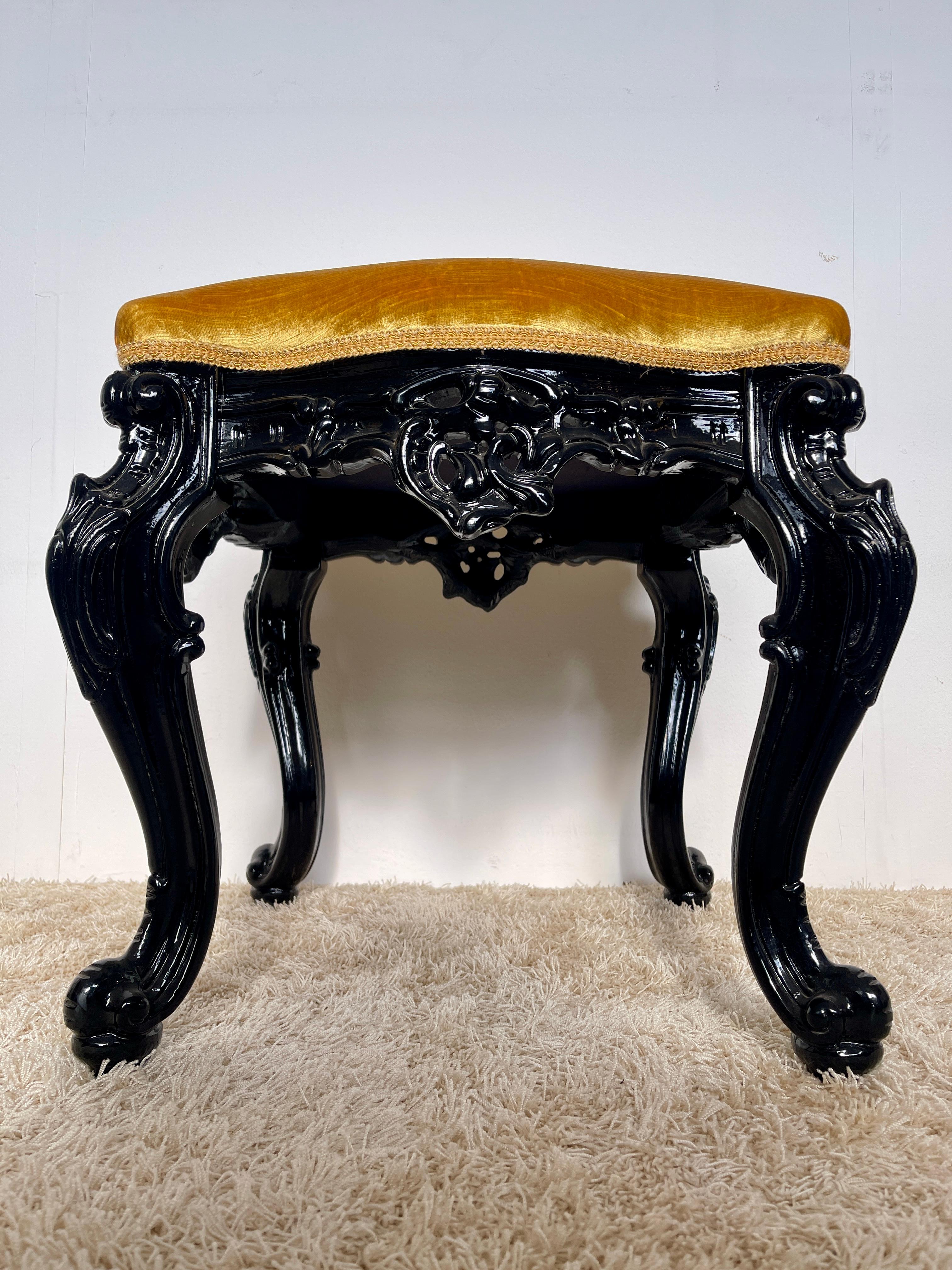 Bois Tabouret en bois laqué noir sculpté à la main style Louis XV italien en vente