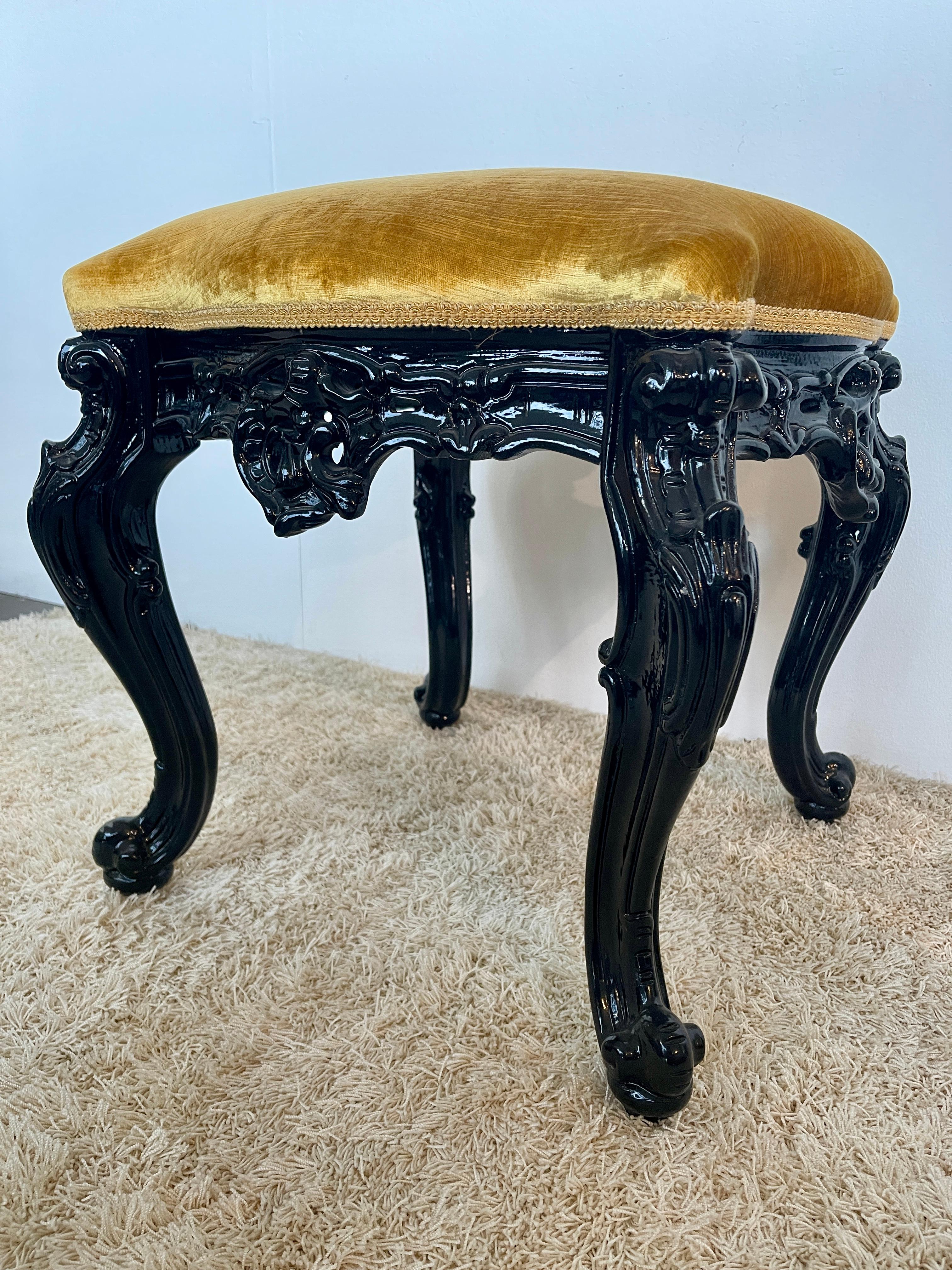Tabouret en bois laqué noir sculpté à la main style Louis XV italien en vente 1