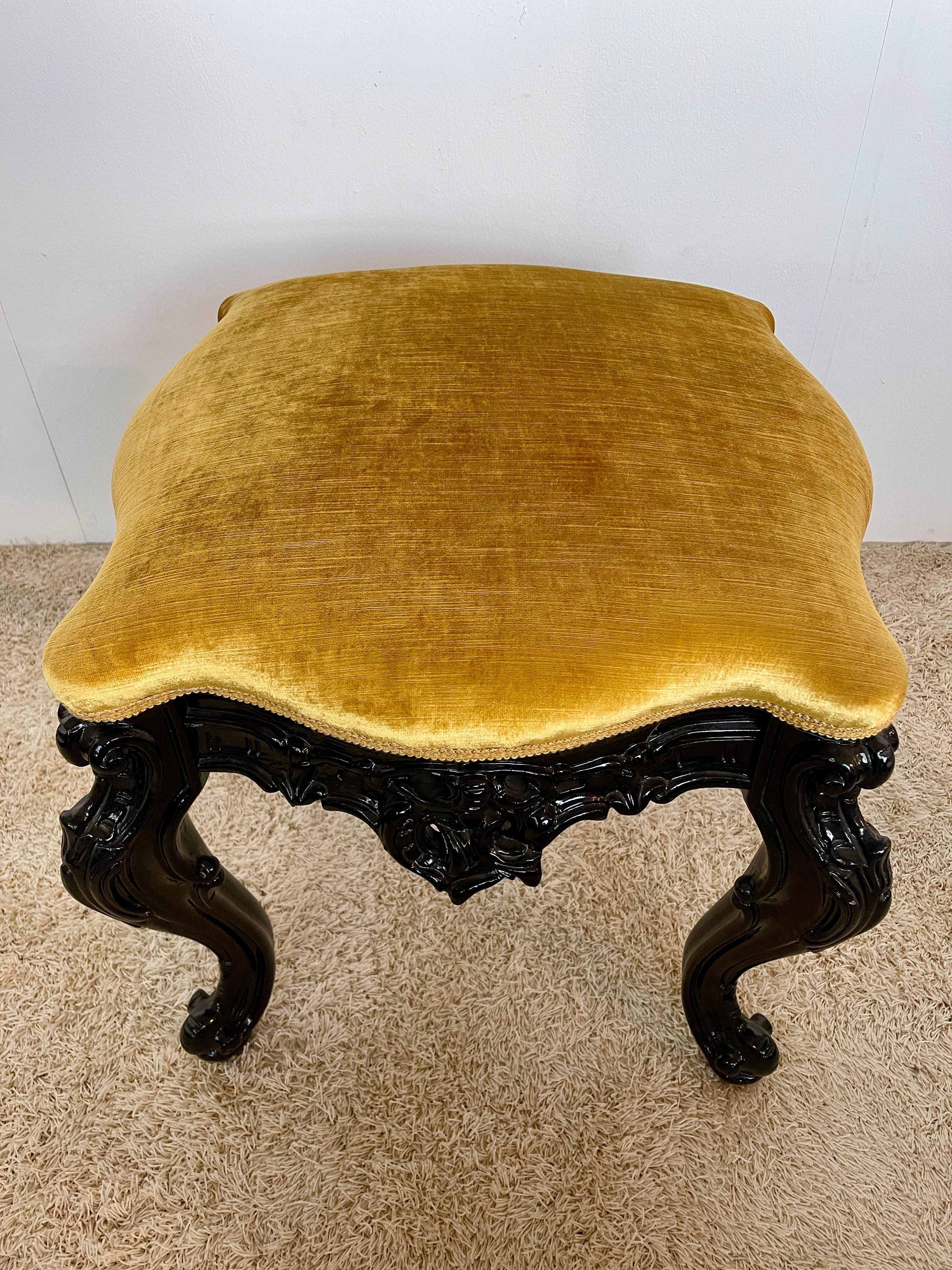 Tabouret en bois laqué noir sculpté à la main style Louis XV italien en vente 2