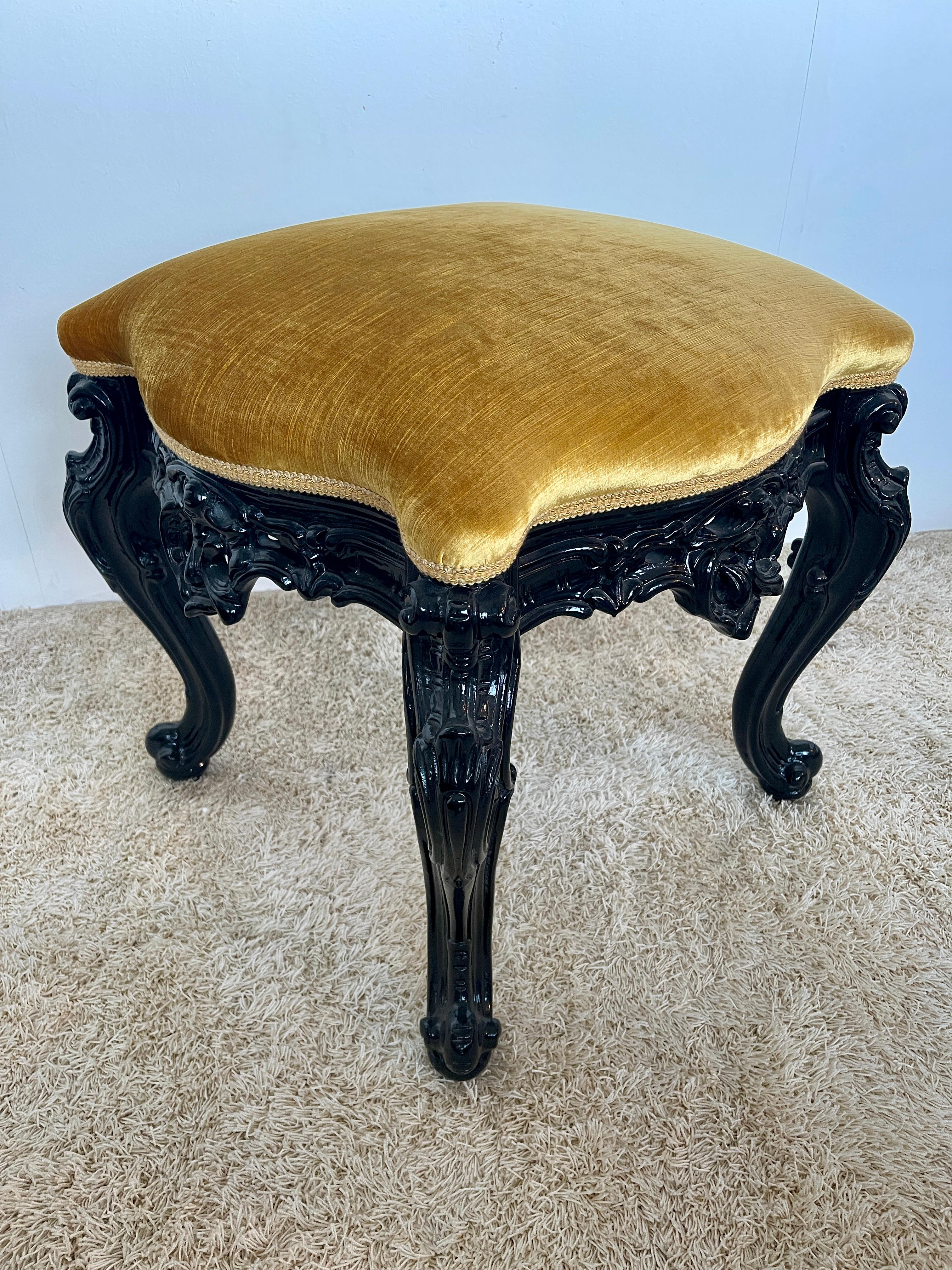 Tabouret en bois laqué noir sculpté à la main style Louis XV italien en vente 3