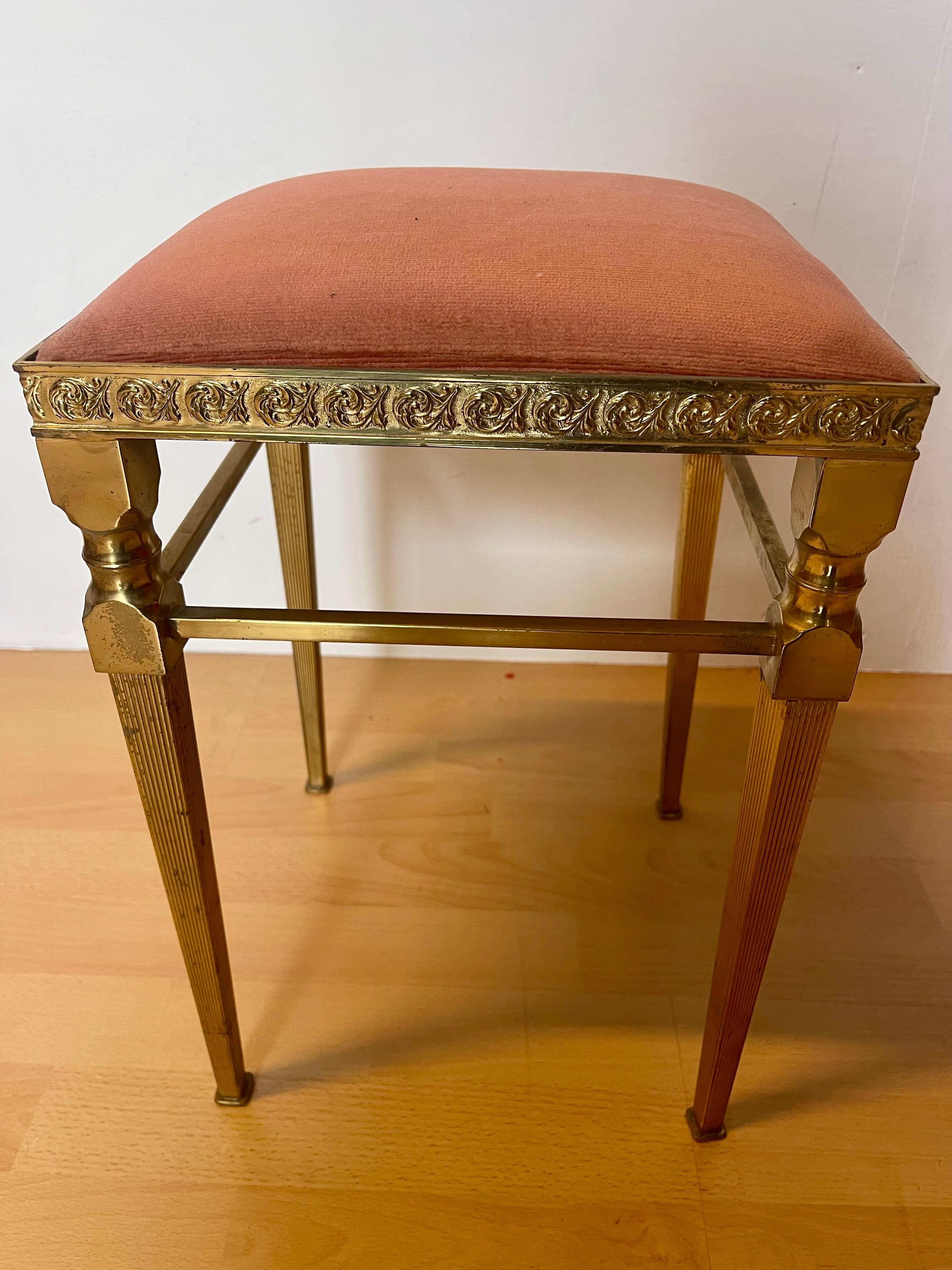 Mid-20th Century Sgabello italiano in bronzo dorato degli anni '60 in stile lombardo in vendita