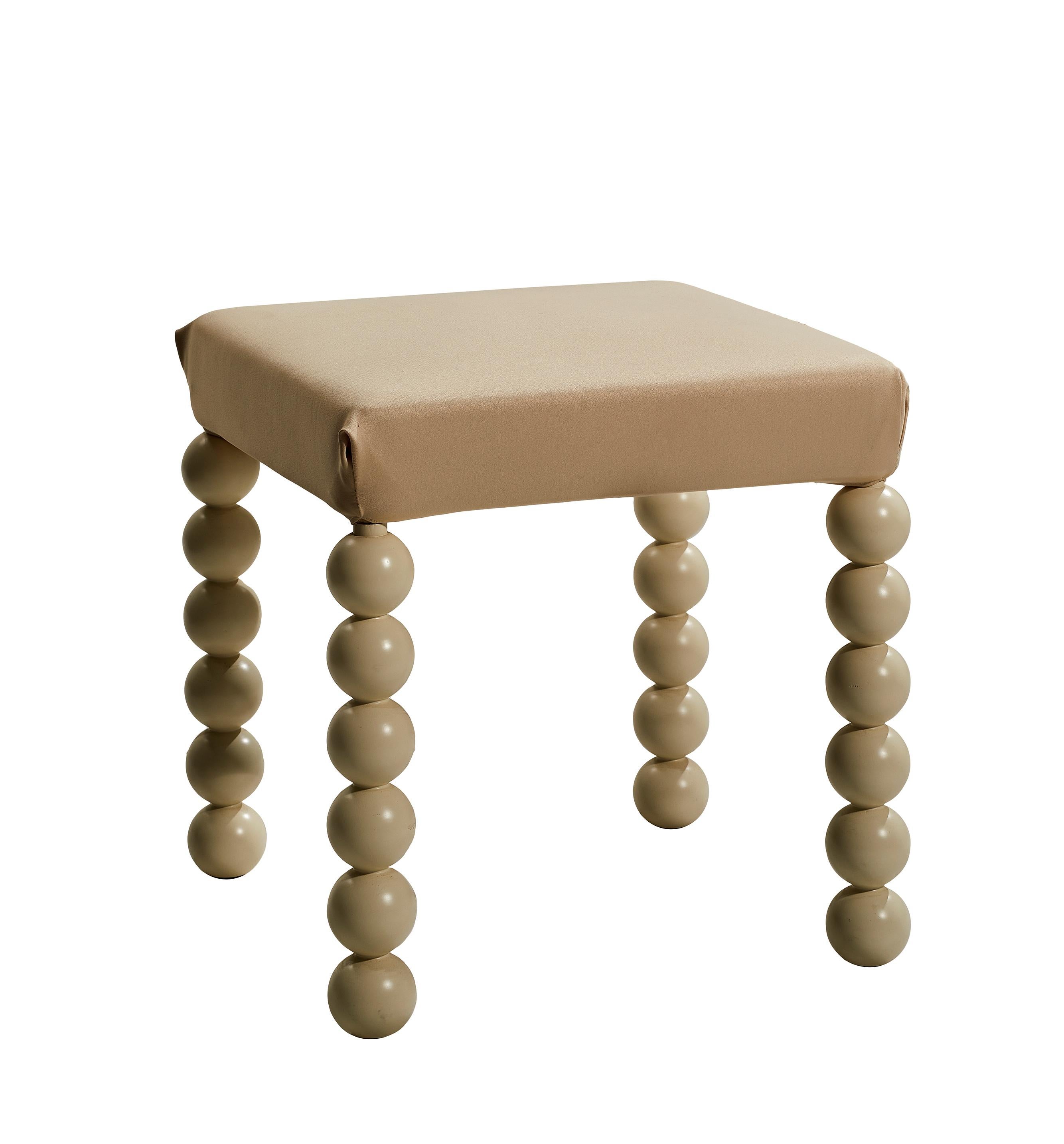 Tabouret majestueux conçu par Rodolfo Dordoni et produit par Flou en 2005. Le produit est doté d'une assise rembourrée et capitonnée. Les pieds incrustés enrichissent l'apparence du tabouret, lui conférant élégance et sophistication. La structure en