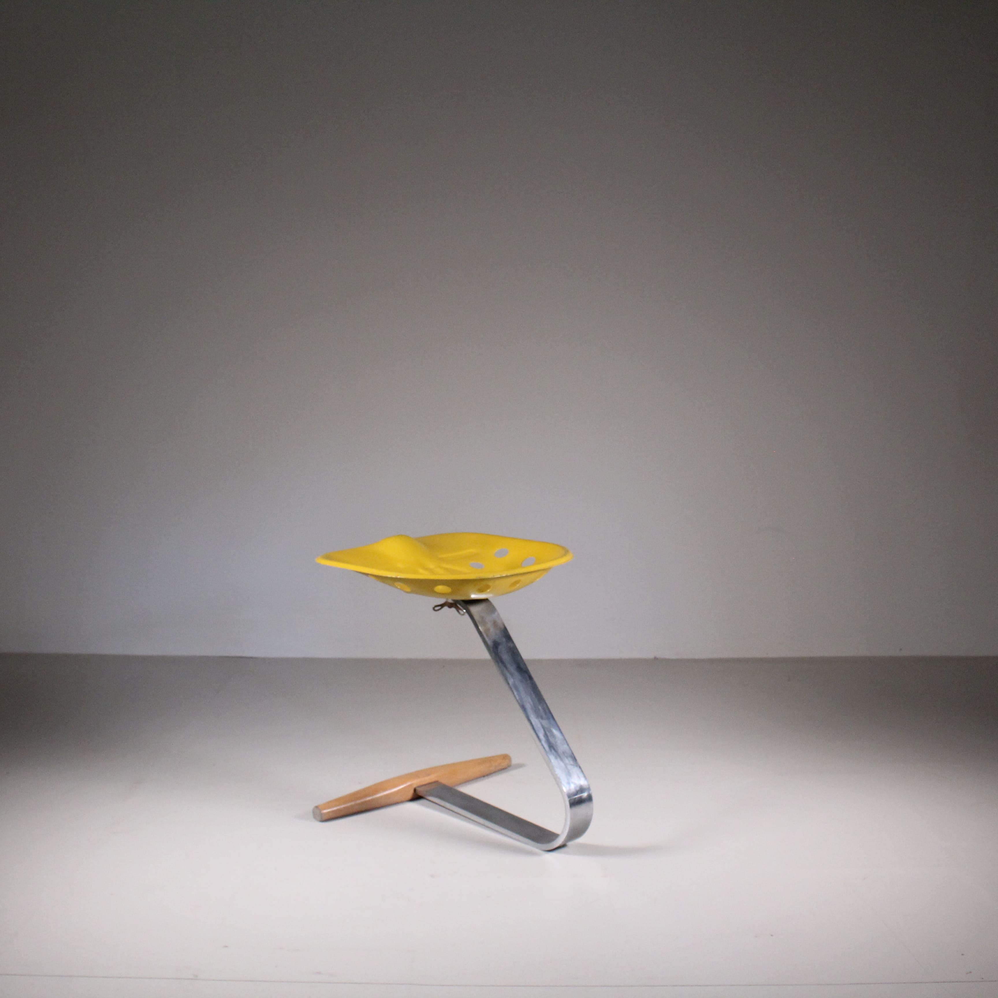 Hocker, Einzelstück, Achille Castiglioni, Zanotta, Italien, 1958, Stahl verchromt, Sitz aus gelb emailliertem Blech und Sockel aus Buchenholz, Zanotta-Marke auf dem Gestell, berühmt für sein innovatives Design mit einem Traktorsitz als Hauptelement,