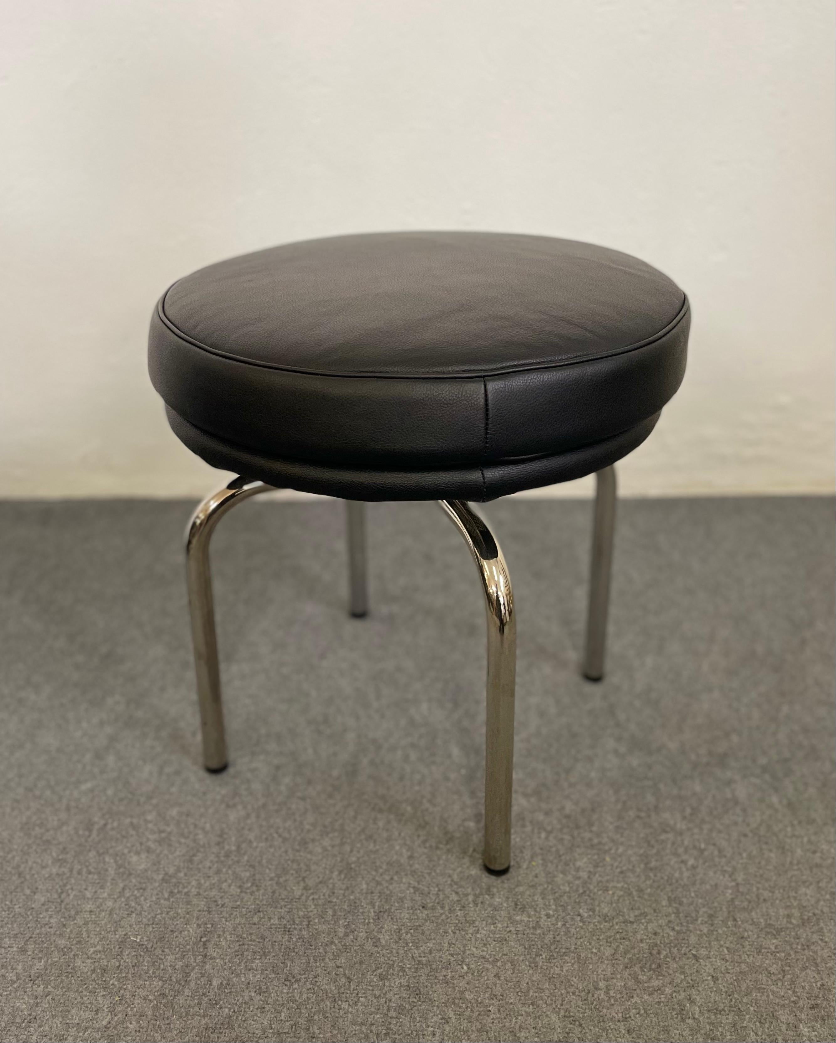 LC8 model stool, Charlotte Perriand, Le Corbusier for Cassina In Excellent Condition For Sale In Busnago, IT