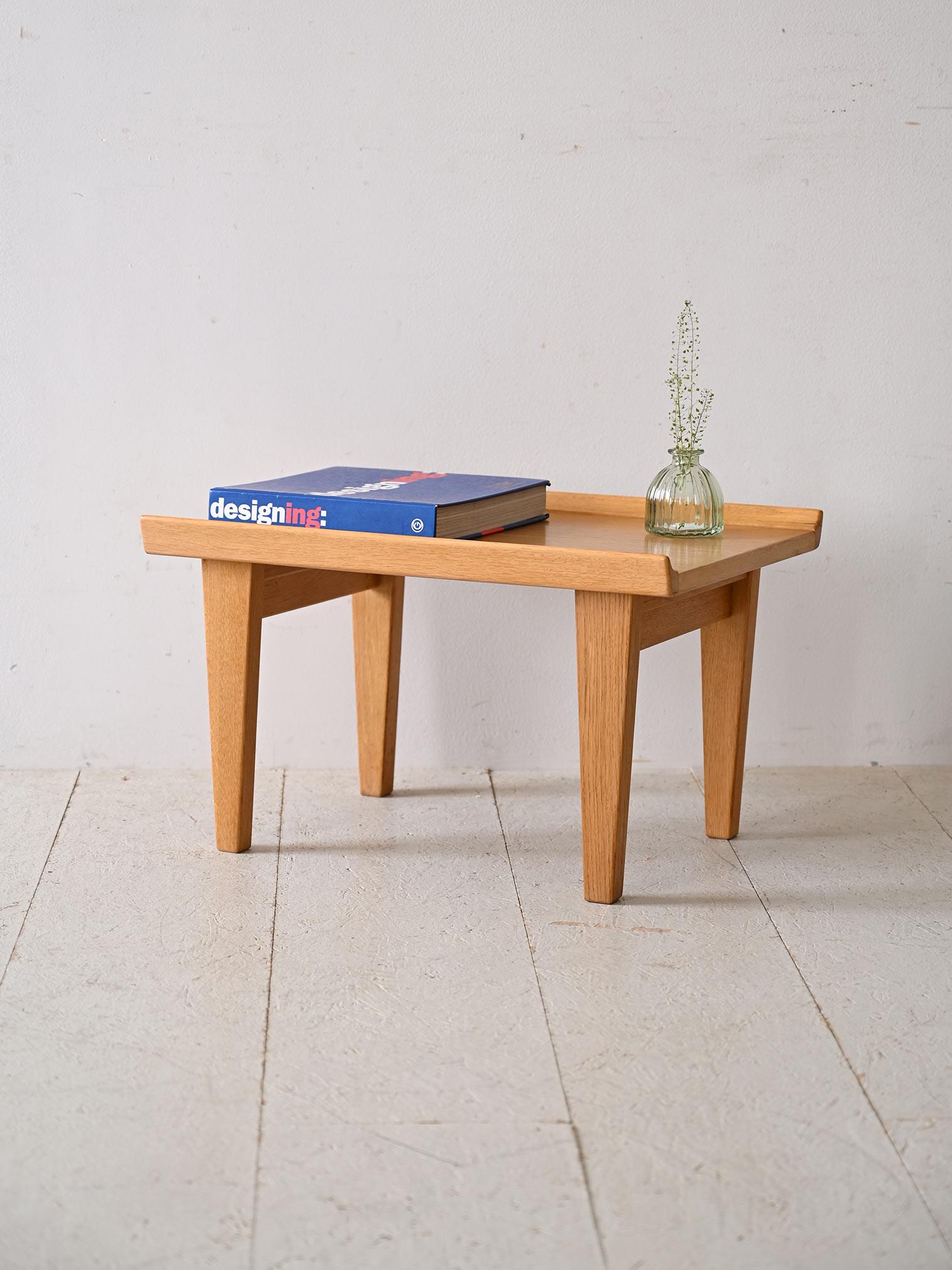 Original skandinavische Vintage-Bank, entworfen von Børge Mogensen für Karl Andersson & Söner in den 1960er Jahren.
Ein Stück nordisches Design mit essentiellen und raffinierten Linien. Der Rahmen aus massiver Eiche zeichnet sich durch