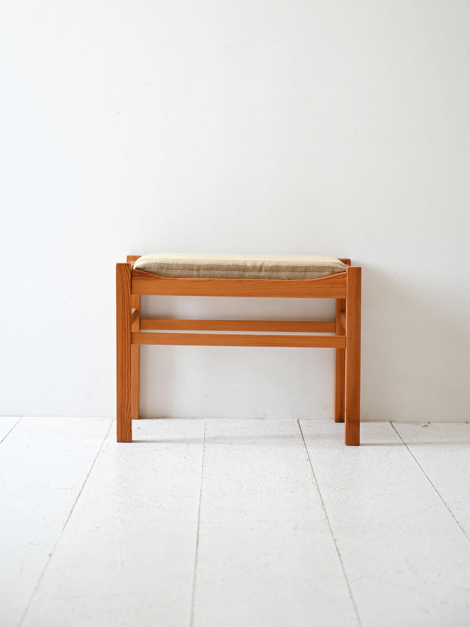 Sgabello vintage in rovere con cuscino originale imbottito, struttura solida e linea essenziale.

Sgabello poggiapiedi scandinavo vintage, realizzato in legno di rovere con finitura naturale. La struttura, semplice e ben proporzionata, presenta