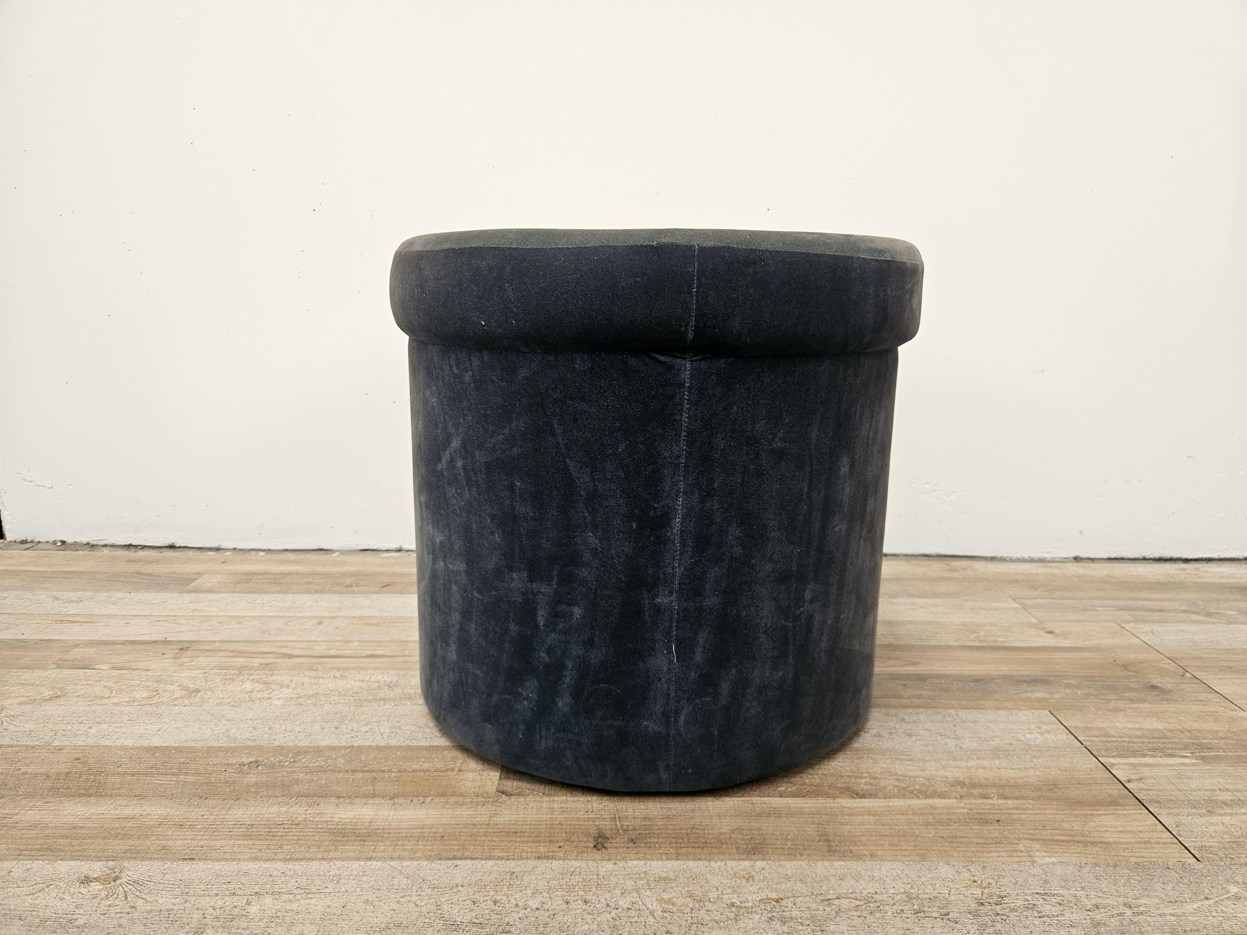 Italian stool from the 1960s covered in blue velvet original to the period.

Can be coated or used as is with its coating with some signs of wear and tear as pictured.