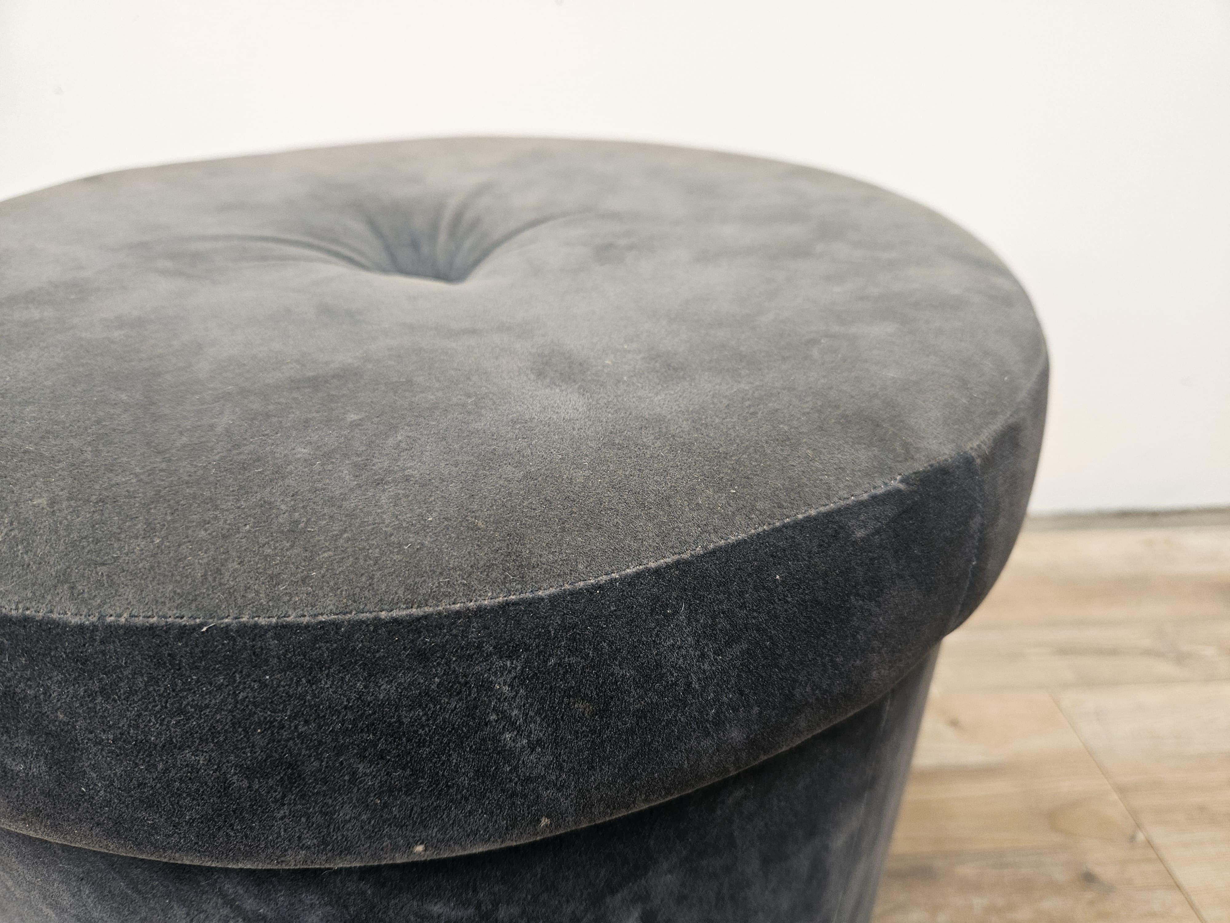 Mid Century 1960s velvet round stool In Good Condition For Sale In Premariacco, IT