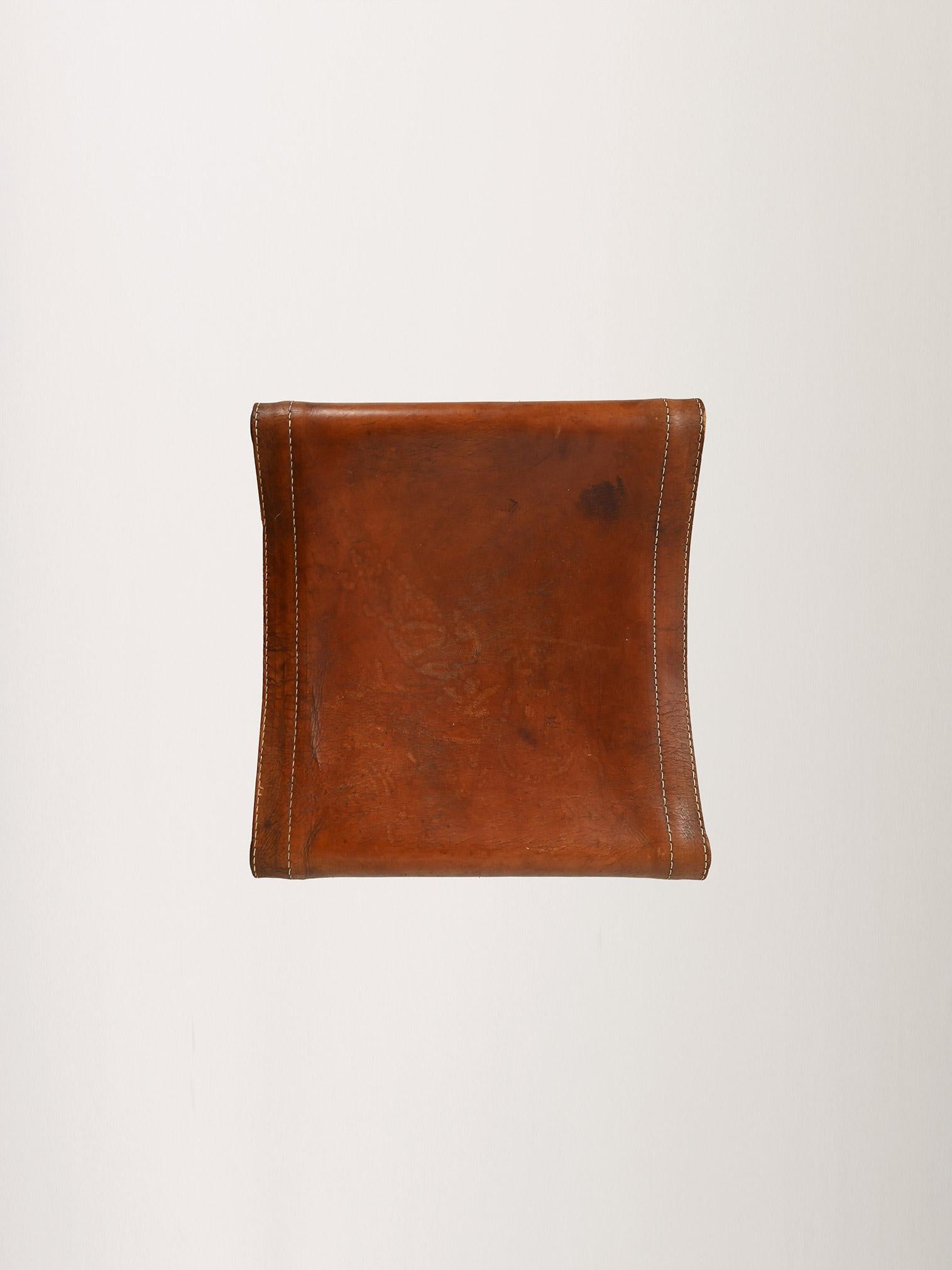 Sgabello “Safari” in quercia e cuoio For Sale 3