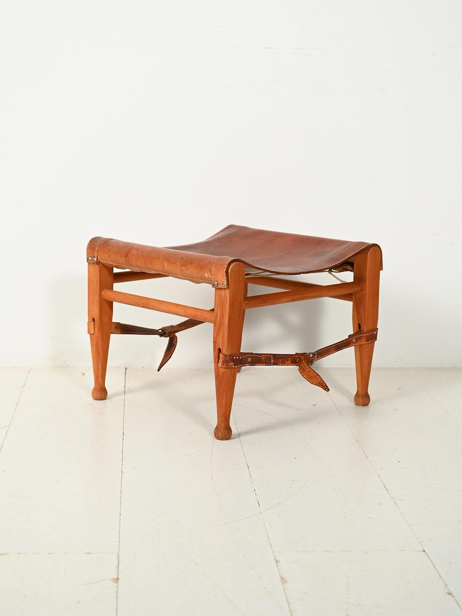 Struttura in quercia, seduta a fascia in cuoio color cognac, dettagli in metallo e cuciture a contrasto. Icona scandinava anni ’60 con cinghie regolabili e bella patina originale.

Sgabello poggiapiedi modello “Safari” degli anni ’60, con solida