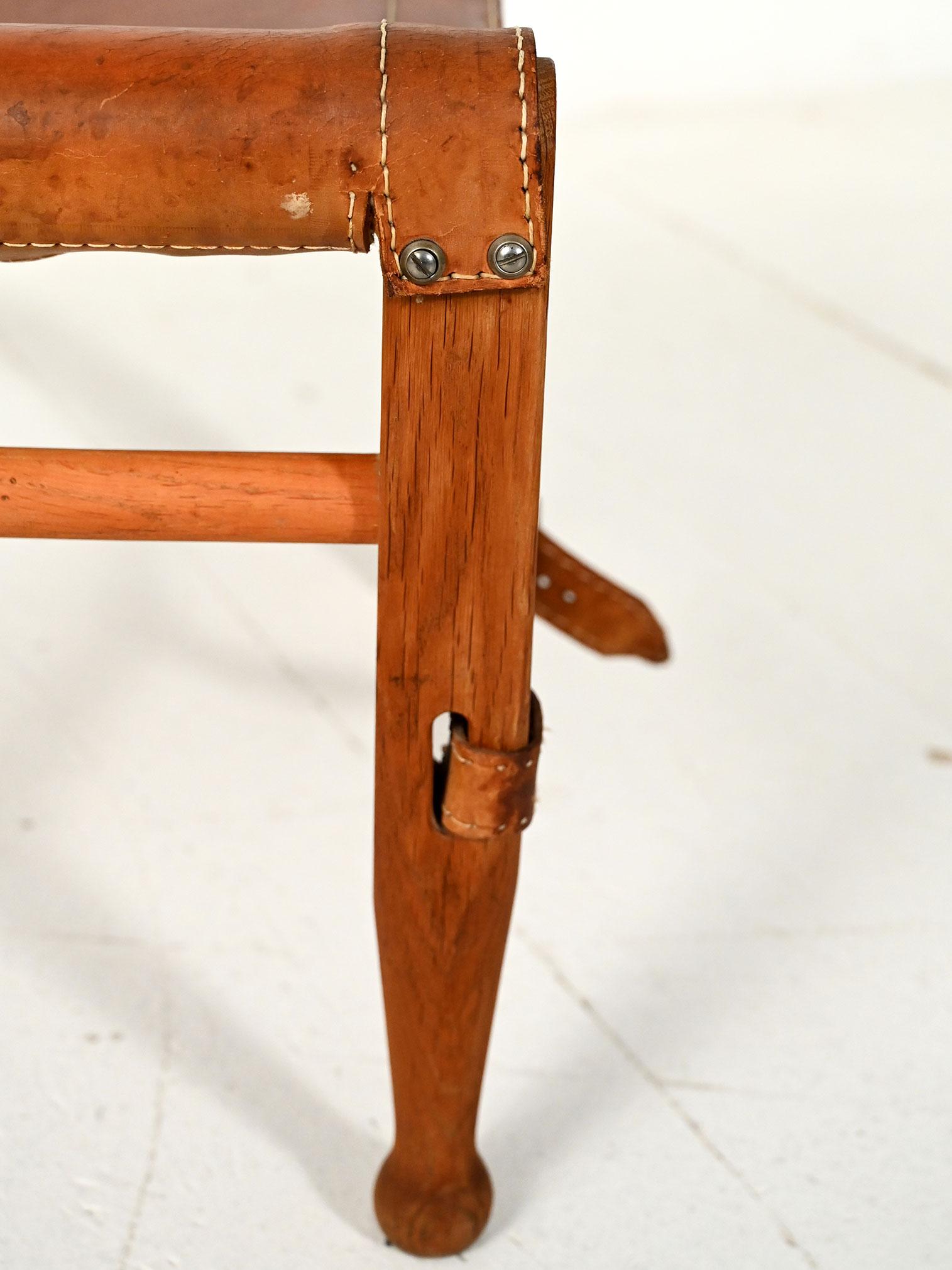 Mid-20th Century Sgabello “Safari” in quercia e cuoio For Sale
