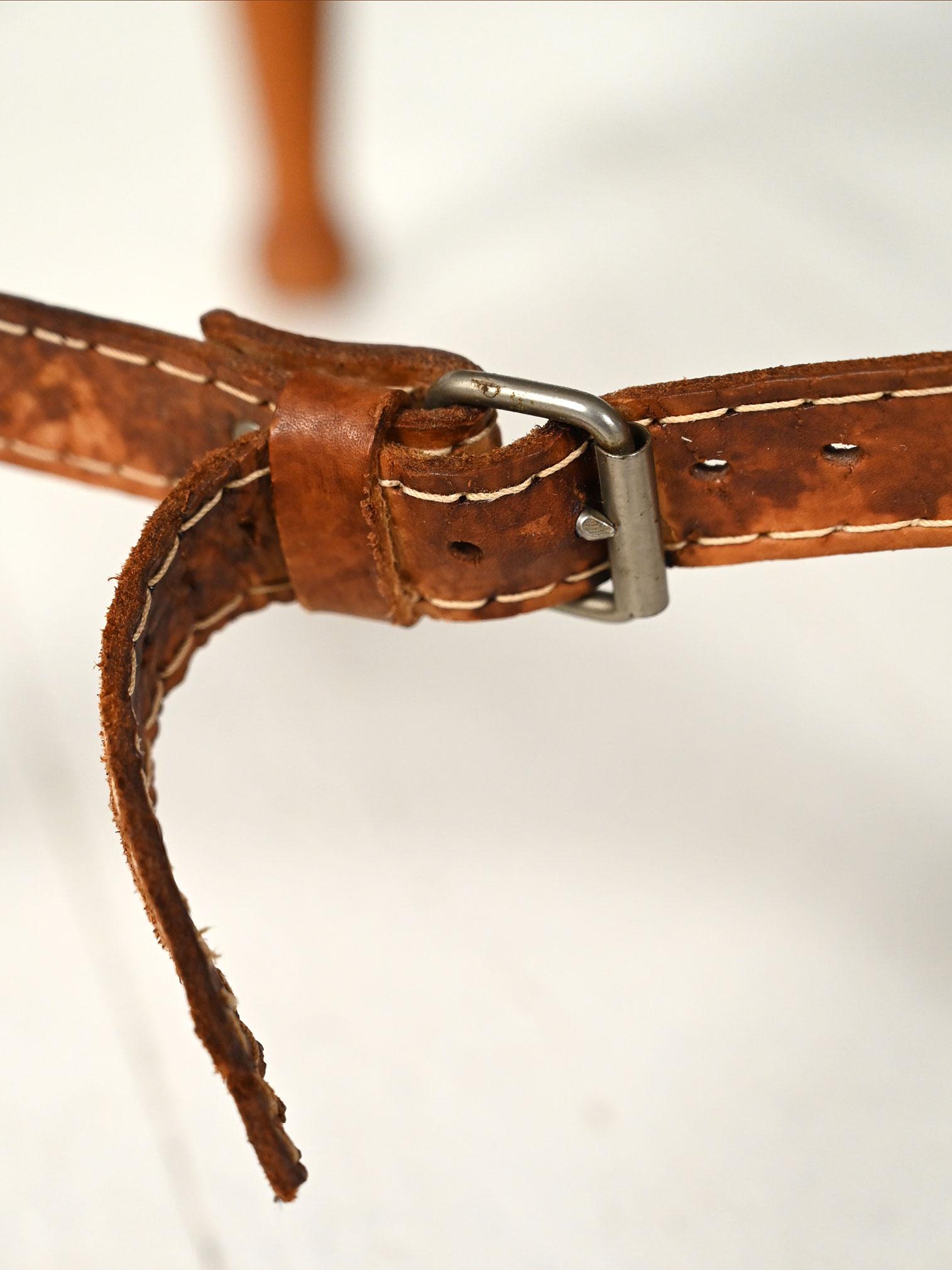 Sgabello “Safari” in quercia e cuoio For Sale 1