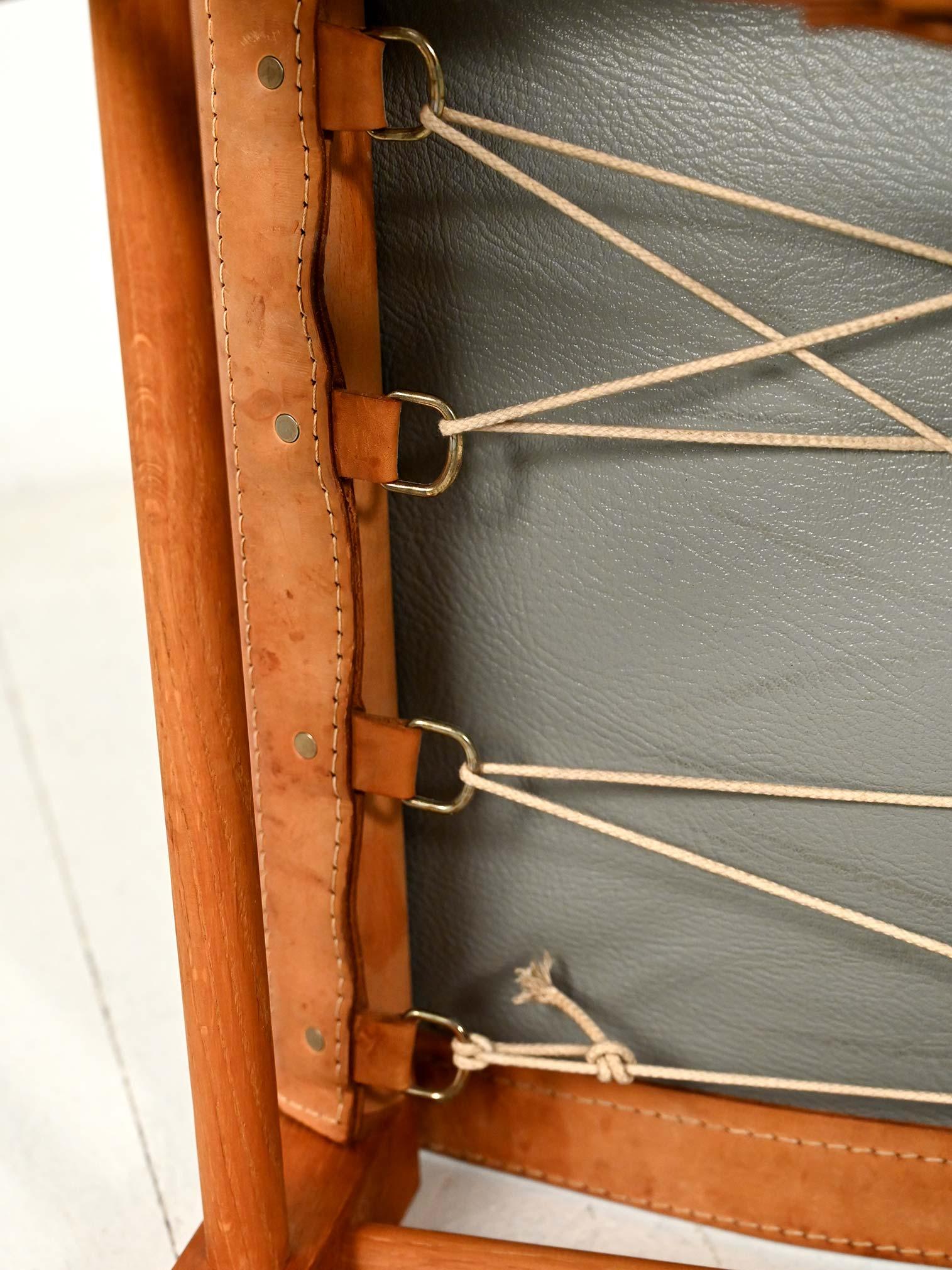 Sgabello “Safari” in quercia e cuoio For Sale 2