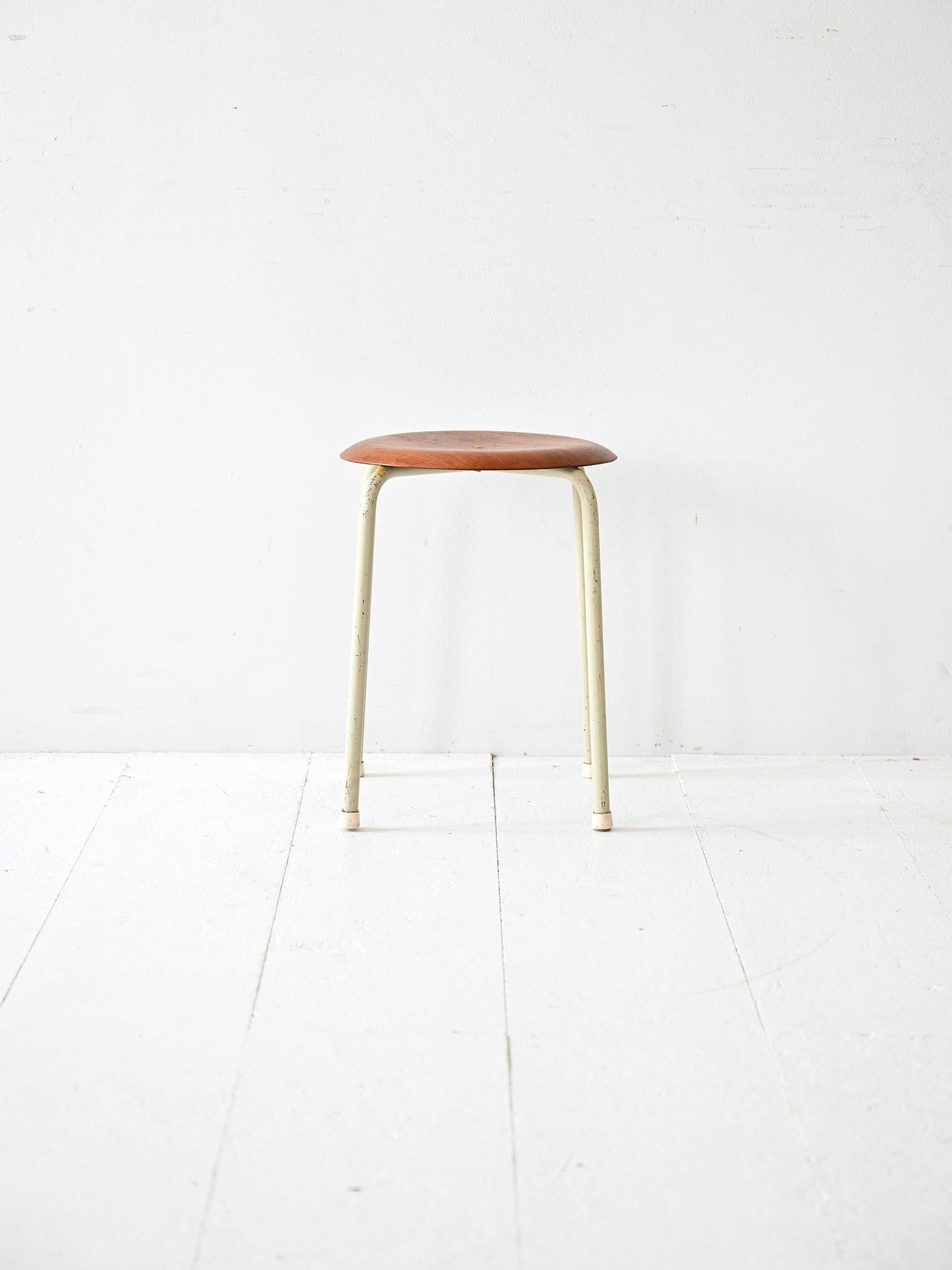 Sgabello vintage scandinavo anni ’60, struttura in metallo verniciato e seduta in teak curvato. Segni e scoloriture sulle gambe.

Sgabello scandinavo vintage realizzato negli anni ’60, con struttura in metallo verniciato e seduta in teak curvato. Il