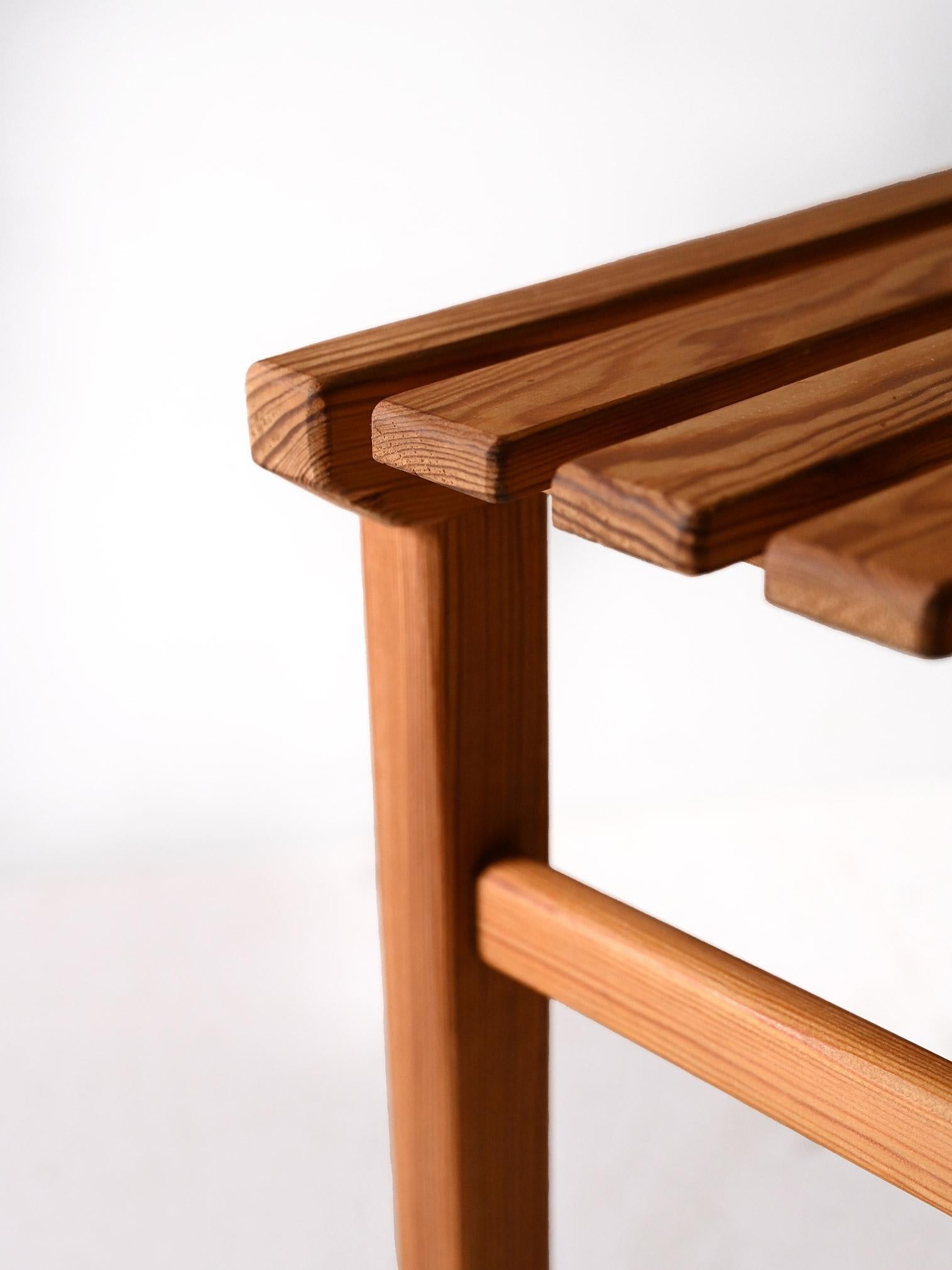 Scandinavian 1960s slatted pine stool In Good Condition For Sale In Brescia, IT