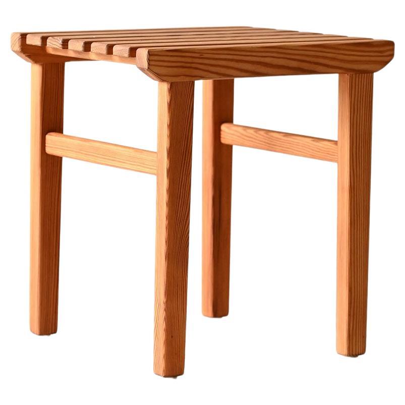 Sgabello scandinavo anni ’60 in pino a listelli
