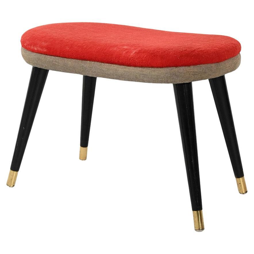Taburete escandinavo de terciopelo rojo y latón, años 50 en venta